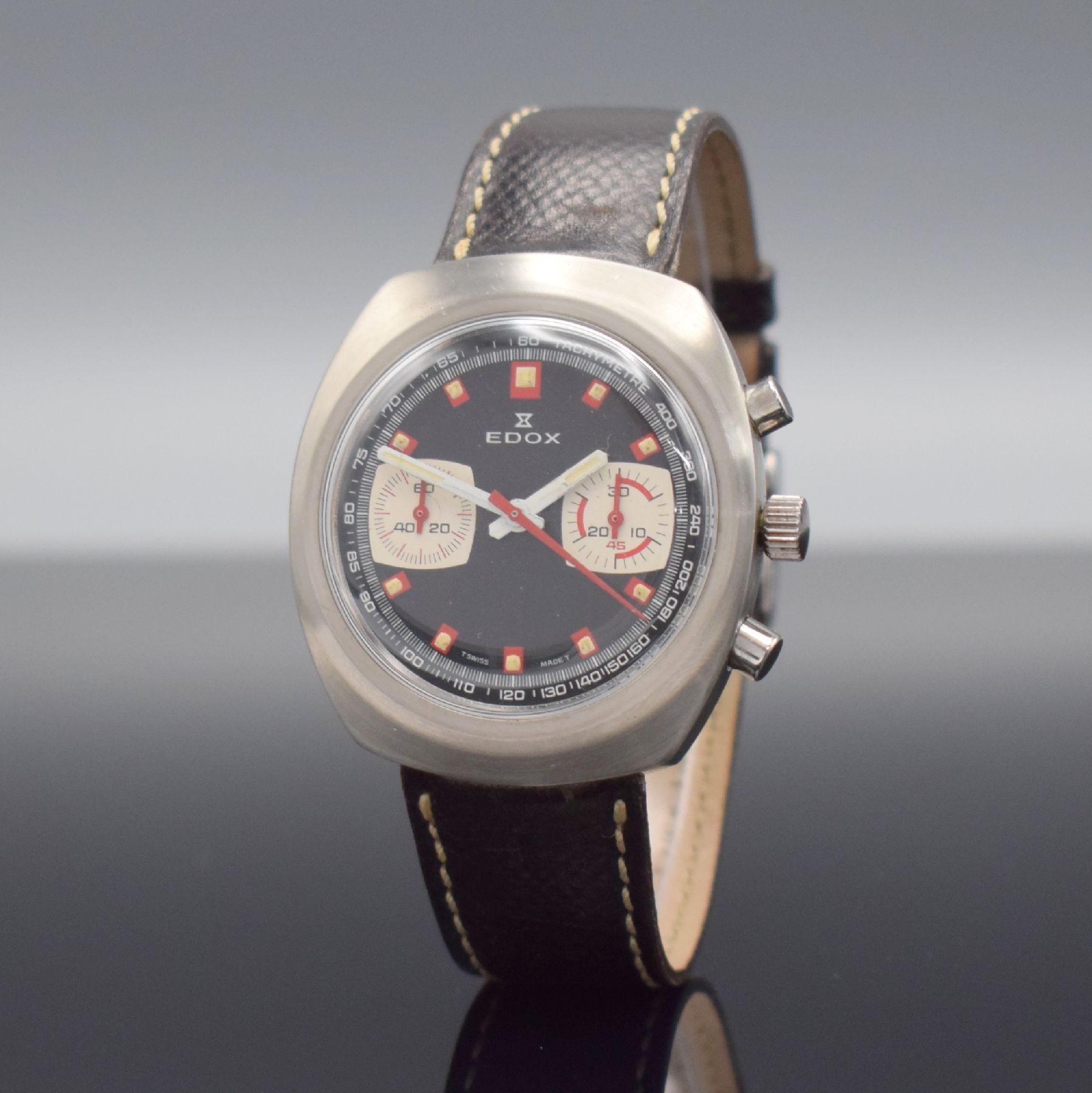 EDOX Armbandchronograph in Stahl, Schweiz um 1970, Handaufzug, verschr. Geh., schwarzes Zifferbl., rote Leucht-Indizes, silb. Hilfsblätter, orig. ...