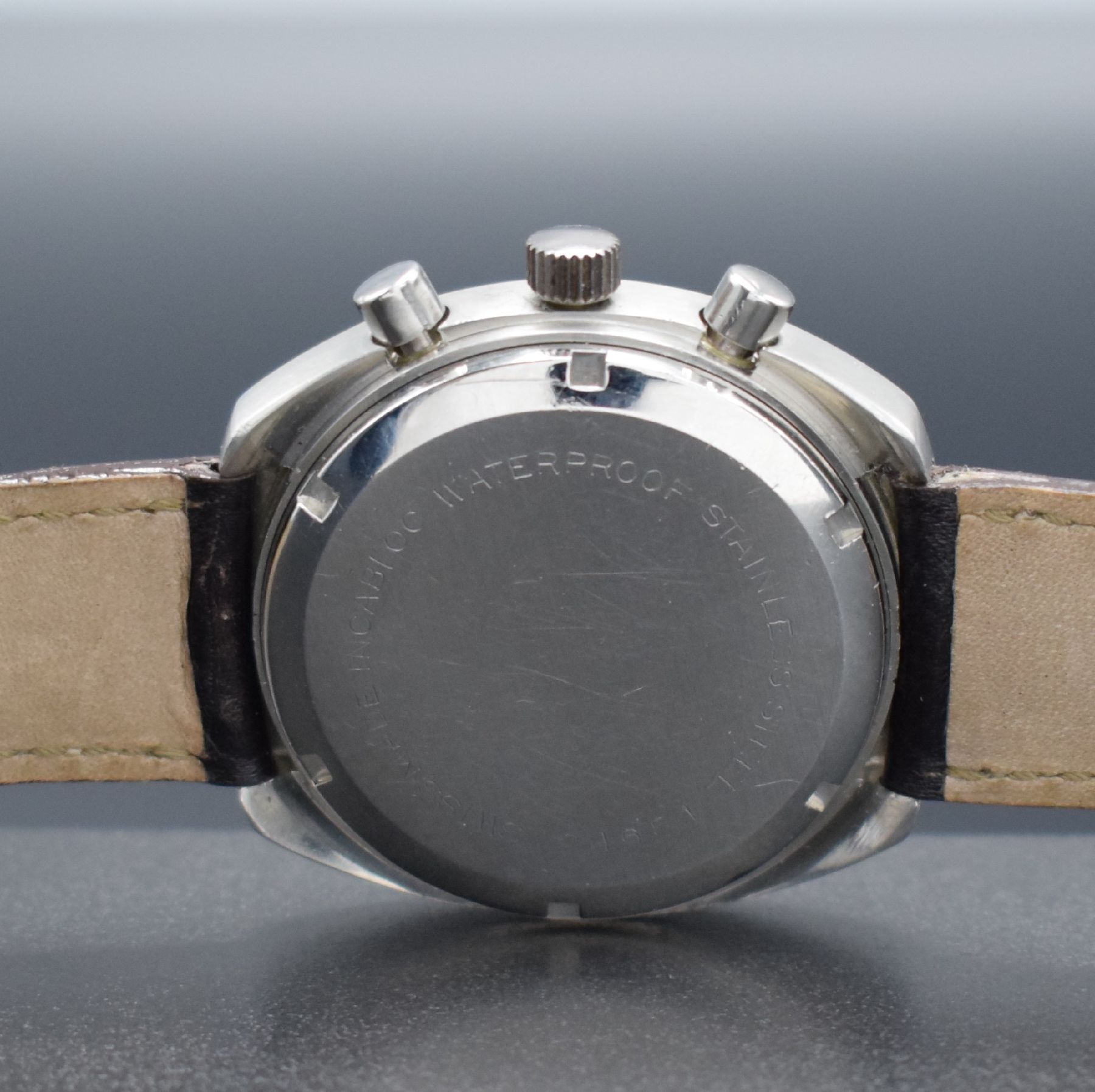 Detail b: EDOX Armbandchronograph in Stahl, Schweiz um 1970, Handaufzug, verschr. Geh., schwarzes Zifferbl., rote Leucht-Indizes, silb. Hilfsblätter, orig. ...