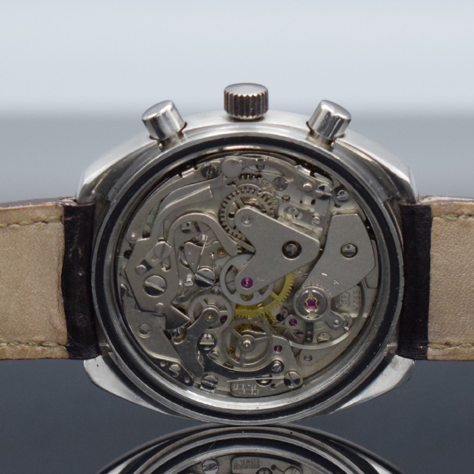 Detail c: EDOX Armbandchronograph in Stahl, Schweiz um 1970, Handaufzug, verschr. Geh., schwarzes Zifferbl., rote Leucht-Indizes, silb. Hilfsblätter, orig. ...