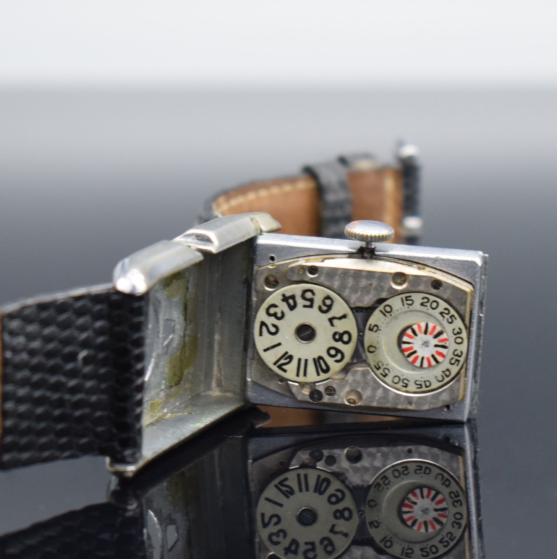 Detail e: JUVENIA rechteckige Armbanduhr mit digitaler Anzeige, Schweiz um 1935, verchr. Nickelgeh., gestufte Seite, digitale Anzeige von Std., Min. & Sekunde, ...