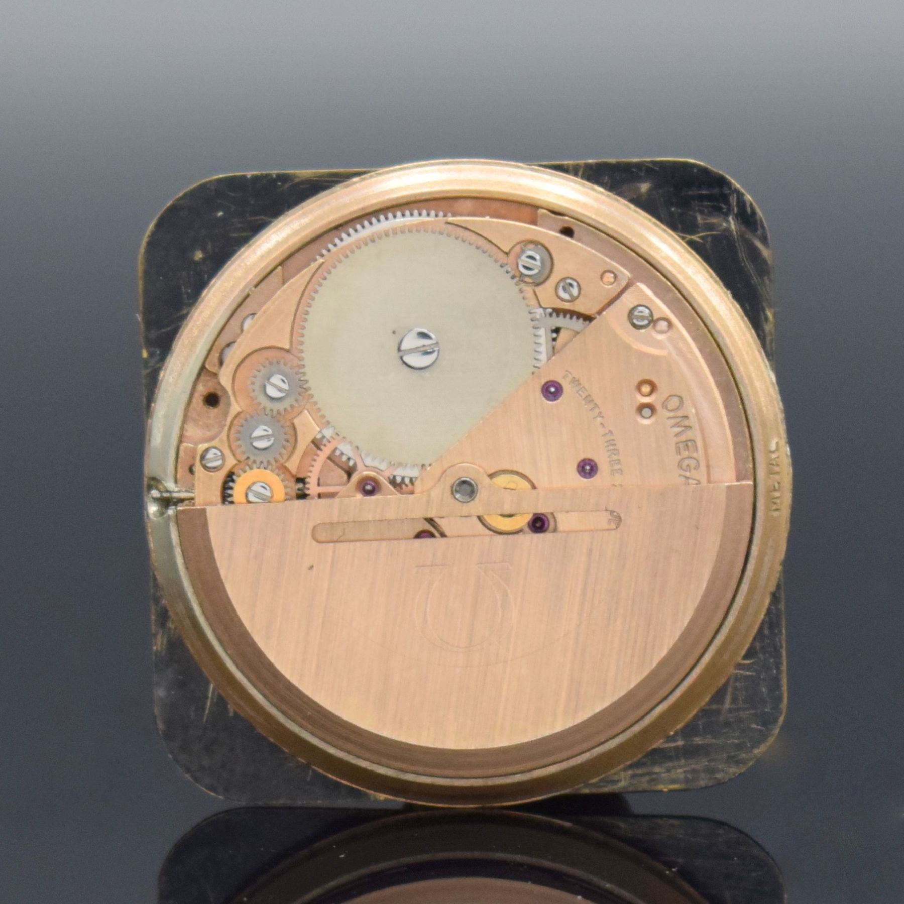 Detail f: OMEGA Constellation Ref. 168.0062 in Stahl/ Gold, Schweiz um 1973, Automatik, 4-fach verschr. Geh., Boden m. Sternwarten-Symbol, schwarzes ...
