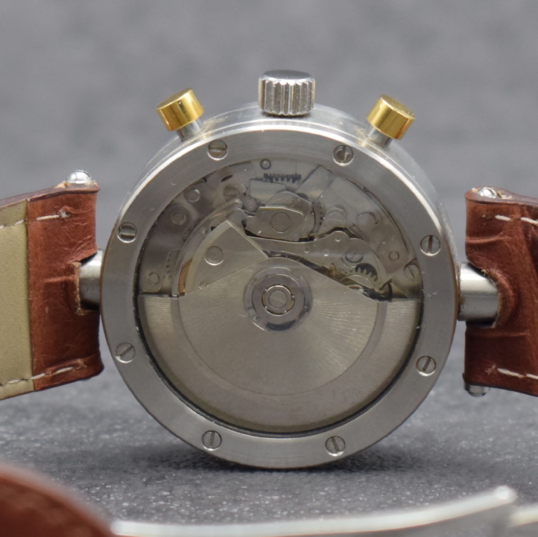 Detail e: AD ausgefallener Chronograph in Edelstahl, Schweiz um 2000, Automatik, 3-teil. verschr. Gehäuse, beids. vergl., Drücker verg., weißes Zifferbl. m. ...