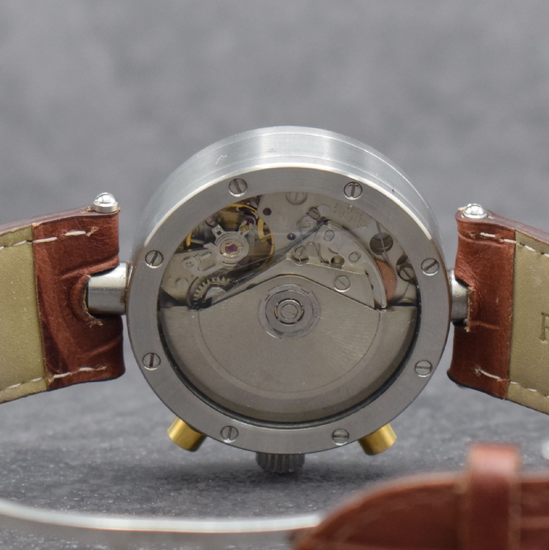 Detail f: AD ausgefallener Chronograph in Edelstahl, Schweiz um 2000, Automatik, 3-teil. verschr. Gehäuse, beids. vergl., Drücker verg., weißes Zifferbl. m. ...