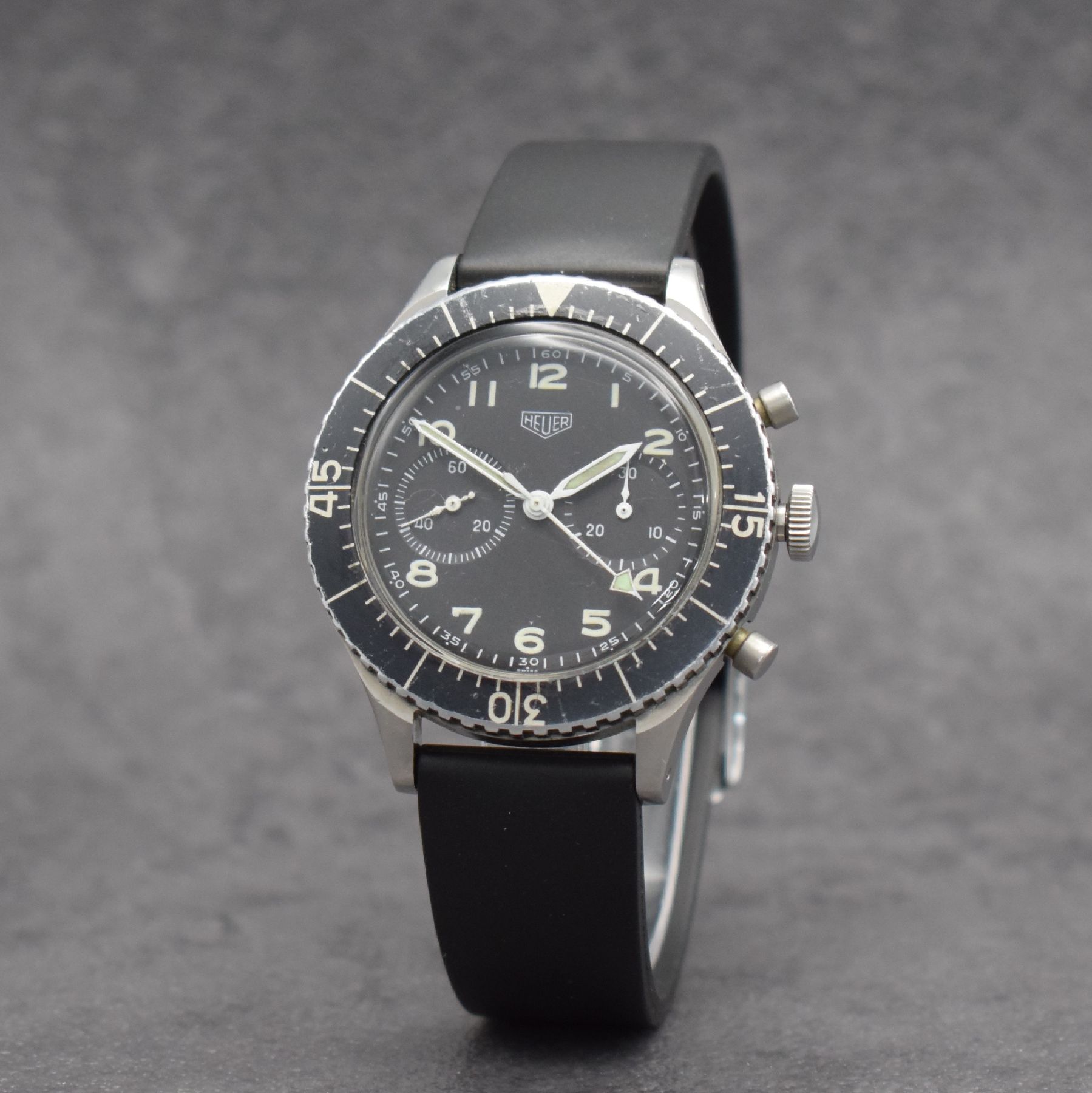 Detail b: HEUER Flieger-Schaltradchronograph der BUNDESWEHR Versorgungs-Nr. 6645-12-146-3774, Schweiz um 1968, Handaufzug, 4-fach verschr. Monocoque-Geh. in ...