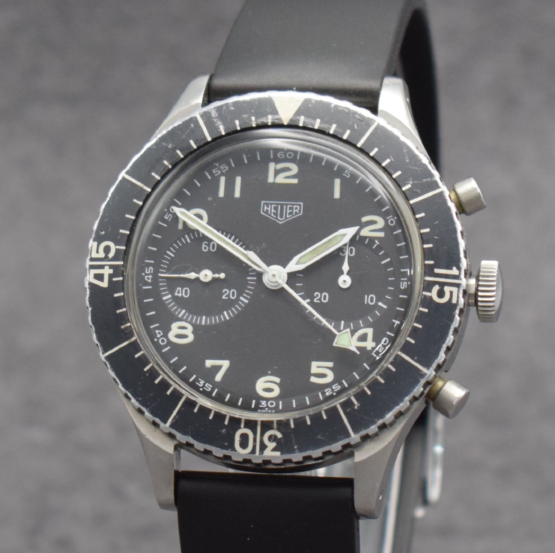Detail c: HEUER Flieger-Schaltradchronograph der BUNDESWEHR Versorgungs-Nr. 6645-12-146-3774, Schweiz um 1968, Handaufzug, 4-fach verschr. Monocoque-Geh. in ...