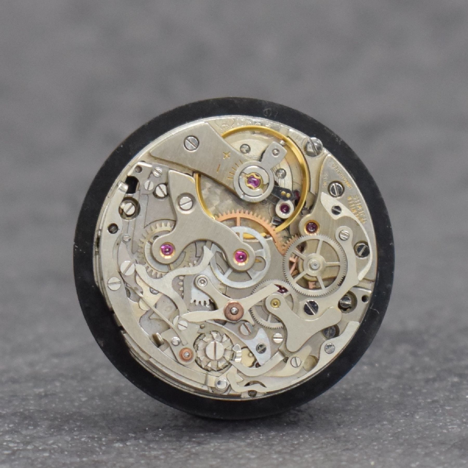 Detail e: HEUER Flieger-Schaltradchronograph der BUNDESWEHR Versorgungs-Nr. 6645-12-146-3774, Schweiz um 1968, Handaufzug, 4-fach verschr. Monocoque-Geh. in ...