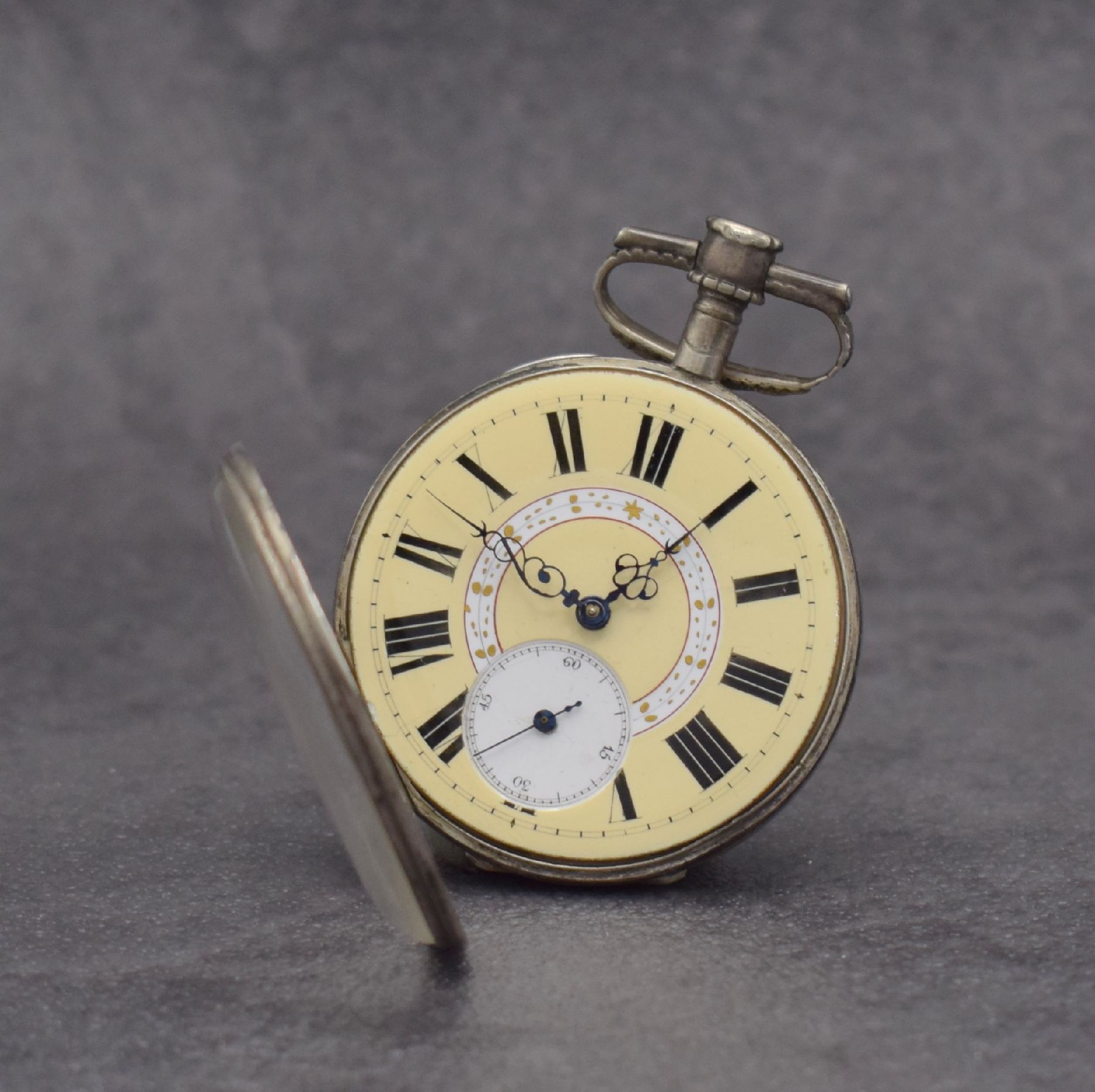 Detail b: Offene alpenländische Zylindertaschenuhr mit Übergehäuse, Schweiz um 1850, Silbergeh., Übergehäuse rücks. m. Schildpatt, cremefarb. ...