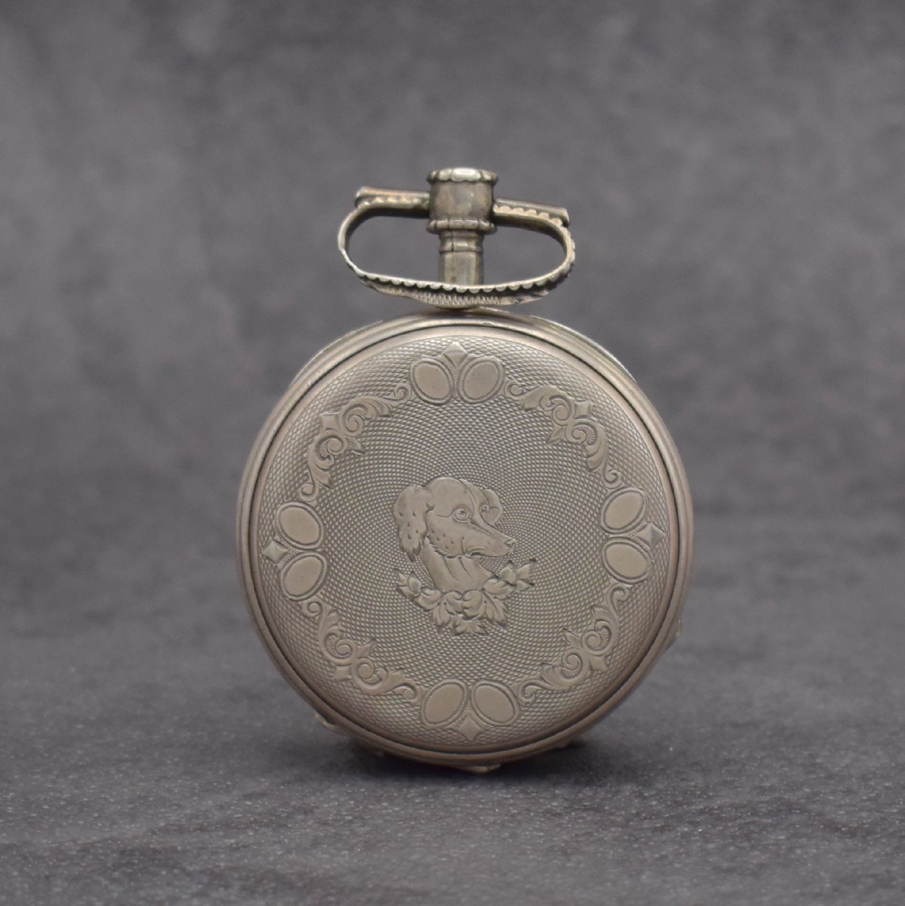 Detail c: Offene alpenländische Zylindertaschenuhr mit Übergehäuse, Schweiz um 1850, Silbergeh., Übergehäuse rücks. m. Schildpatt, cremefarb. ...