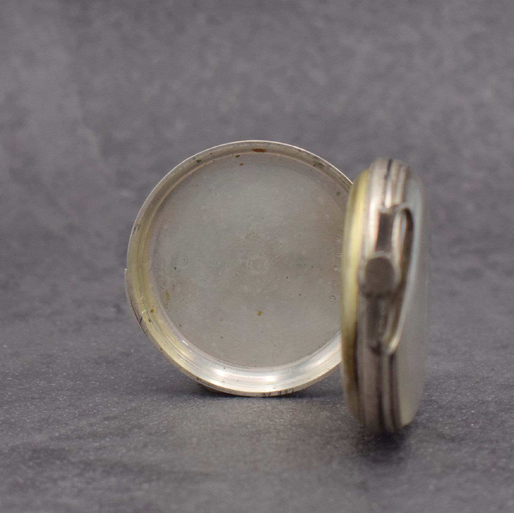 Detail d: Offene alpenländische Zylindertaschenuhr mit Übergehäuse, Schweiz um 1850, Silbergeh., Übergehäuse rücks. m. Schildpatt, cremefarb. ...