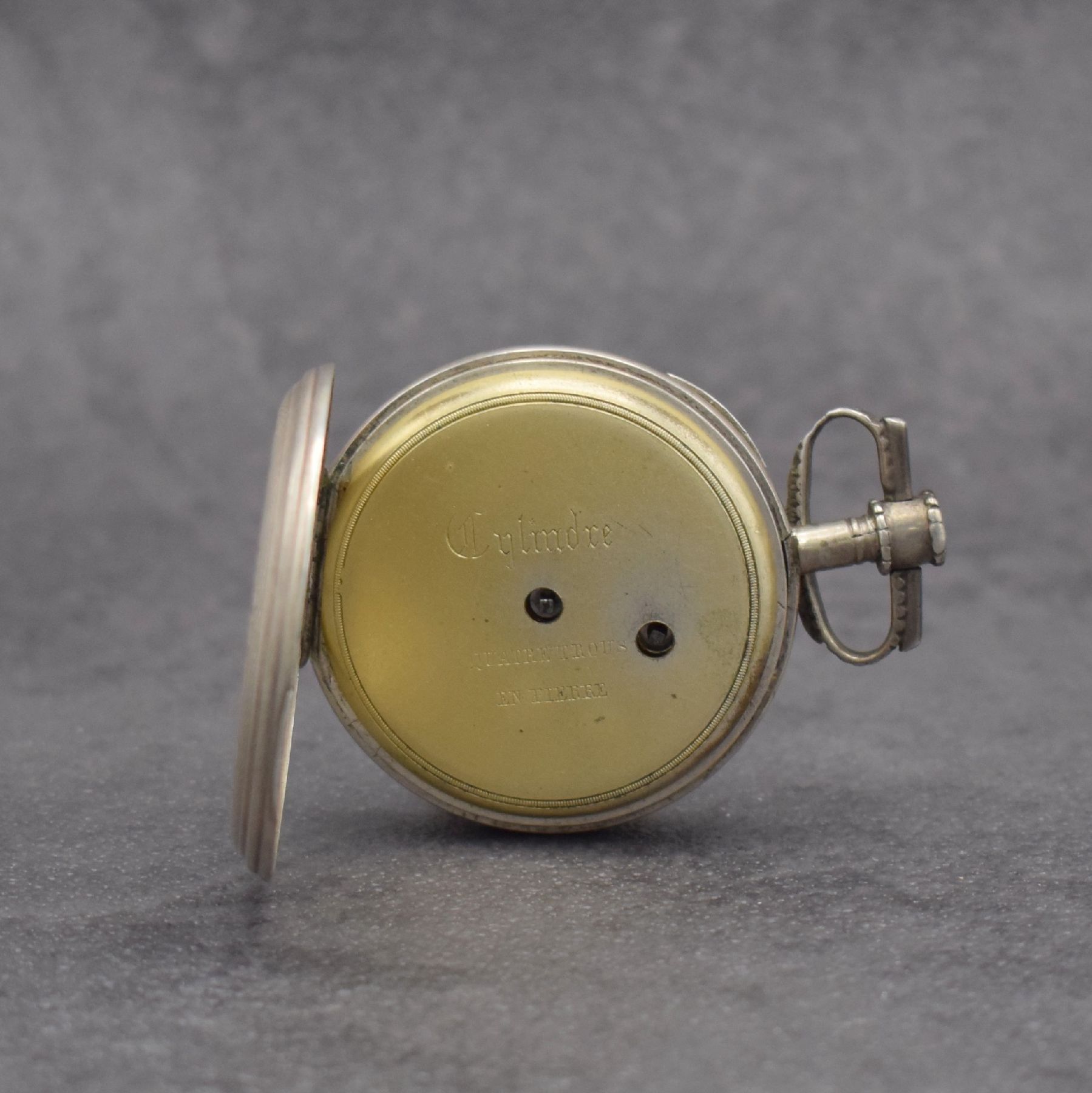 Detail e: Offene alpenländische Zylindertaschenuhr mit Übergehäuse, Schweiz um 1850, Silbergeh., Übergehäuse rücks. m. Schildpatt, cremefarb. ...