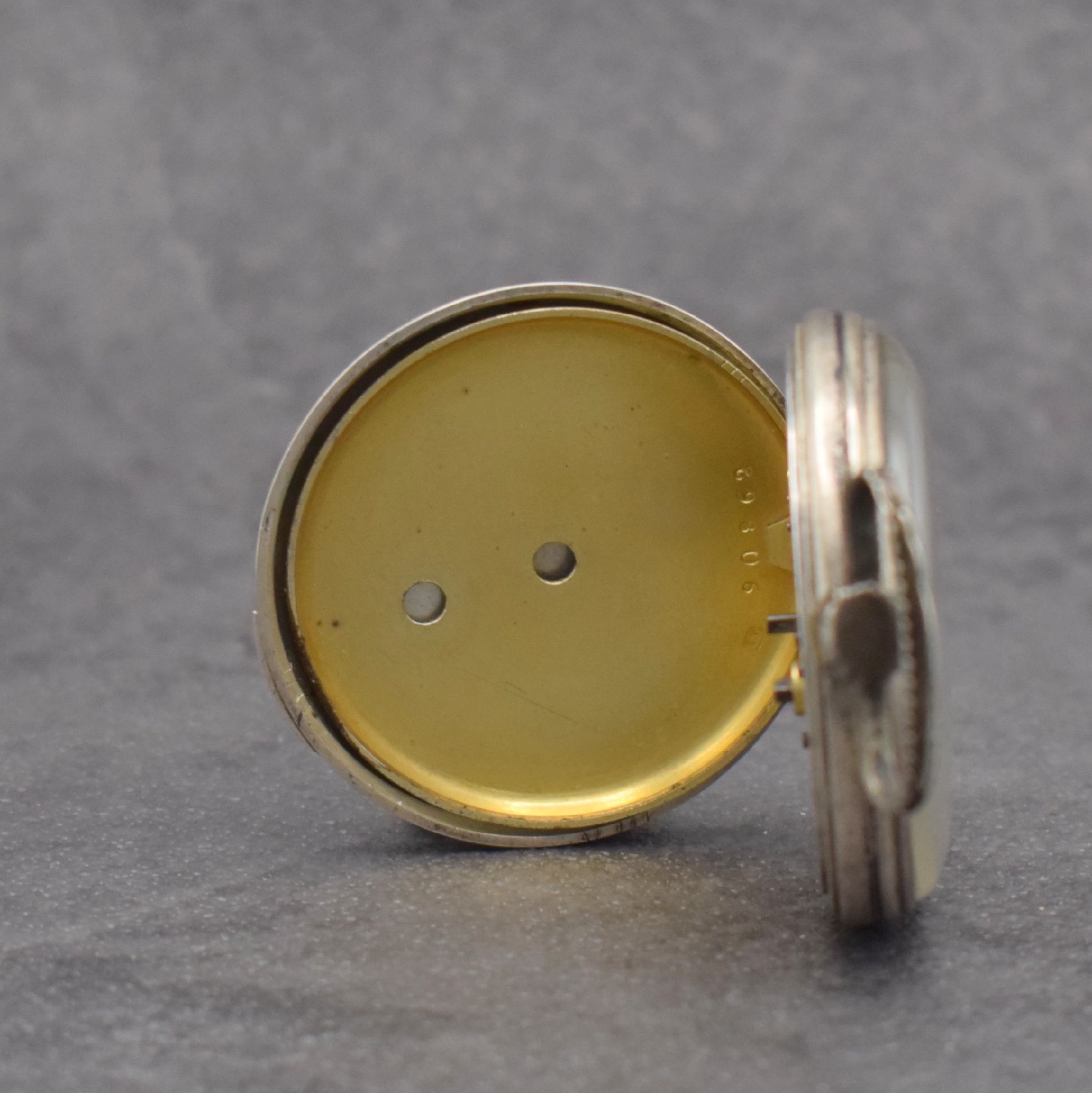 Detail f: Offene alpenländische Zylindertaschenuhr mit Übergehäuse, Schweiz um 1850, Silbergeh., Übergehäuse rücks. m. Schildpatt, cremefarb. ...