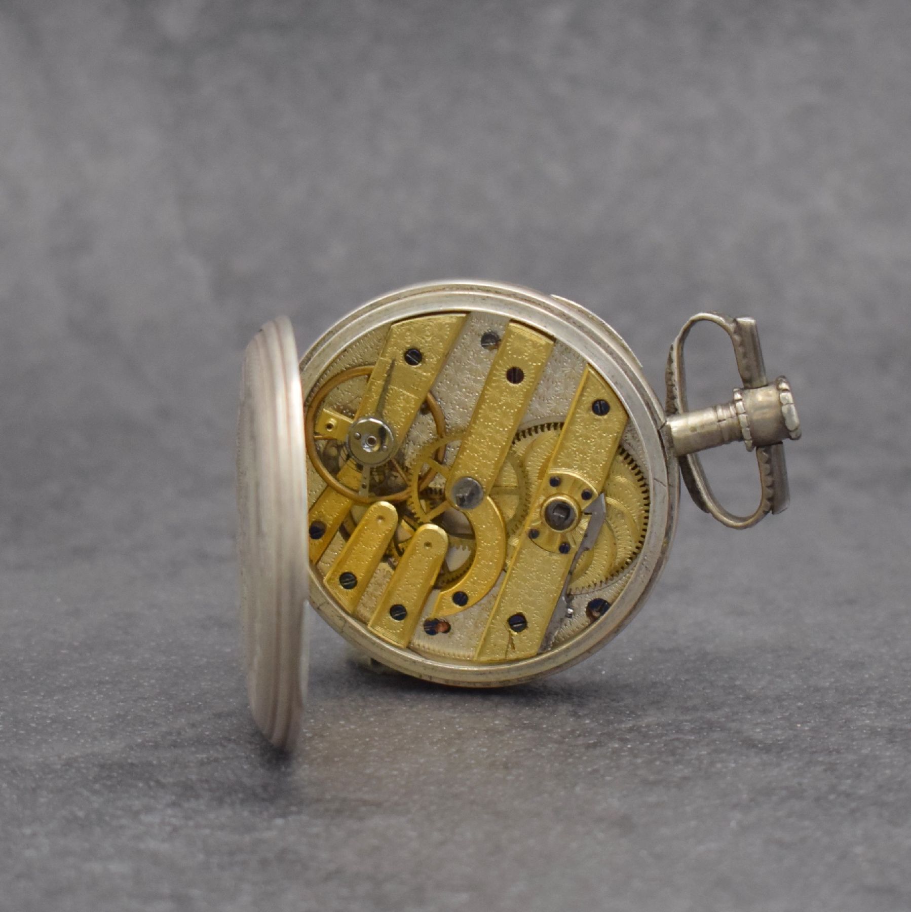 Detail g: Offene alpenländische Zylindertaschenuhr mit Übergehäuse, Schweiz um 1850, Silbergeh., Übergehäuse rücks. m. Schildpatt, cremefarb. ...