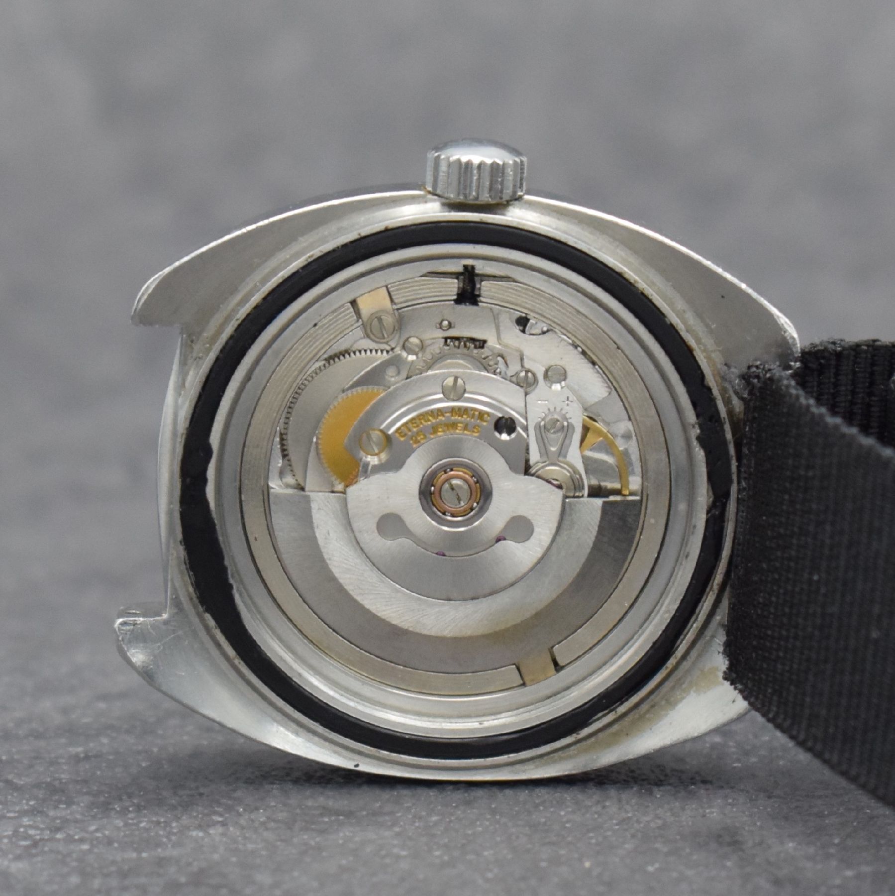 Detail e: ETERNA-MATIC Kontiki Super Herrenarmbanduhr Ref. 633.1018.41, Schweiz um 1970, Automatik, massives verschr. Geh., Boden m. Widmung in hebräisch, ...