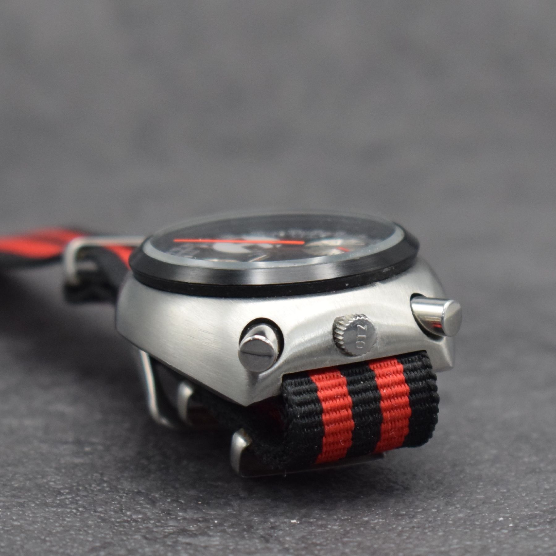 Detail d: CITIZEN sog. Bullhead Herrenarmbanduhr mit Flyback-Chronograph, Japan um 1970, Automatik, Ref. 4-901177 Y, verchr. Geh., Boden geschr., schwarzes ...