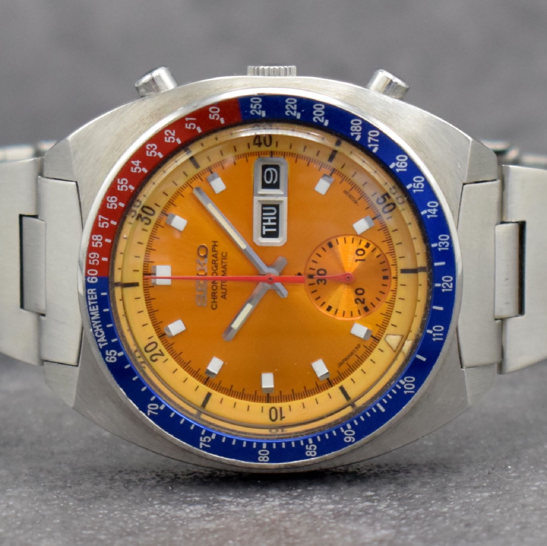 Detail a: SEIKO sog. POGUE Herrenarmbanduhr mit Schaltradchronograph Referenz 6139-6002, Japan um 1975, Automatik, massives Edelstahlgeh. m. geschr. Boden, ...