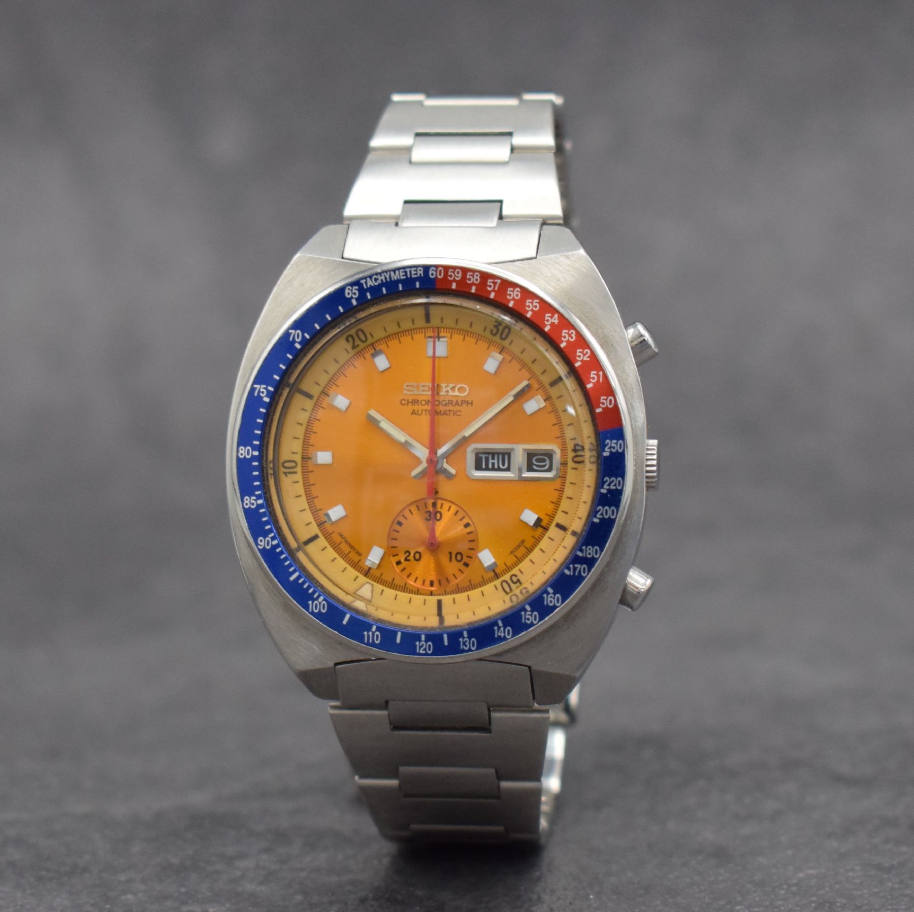 Detail b: SEIKO sog. POGUE Herrenarmbanduhr mit Schaltradchronograph Referenz 6139-6002, Japan um 1975, Automatik, massives Edelstahlgeh. m. geschr. Boden, ...