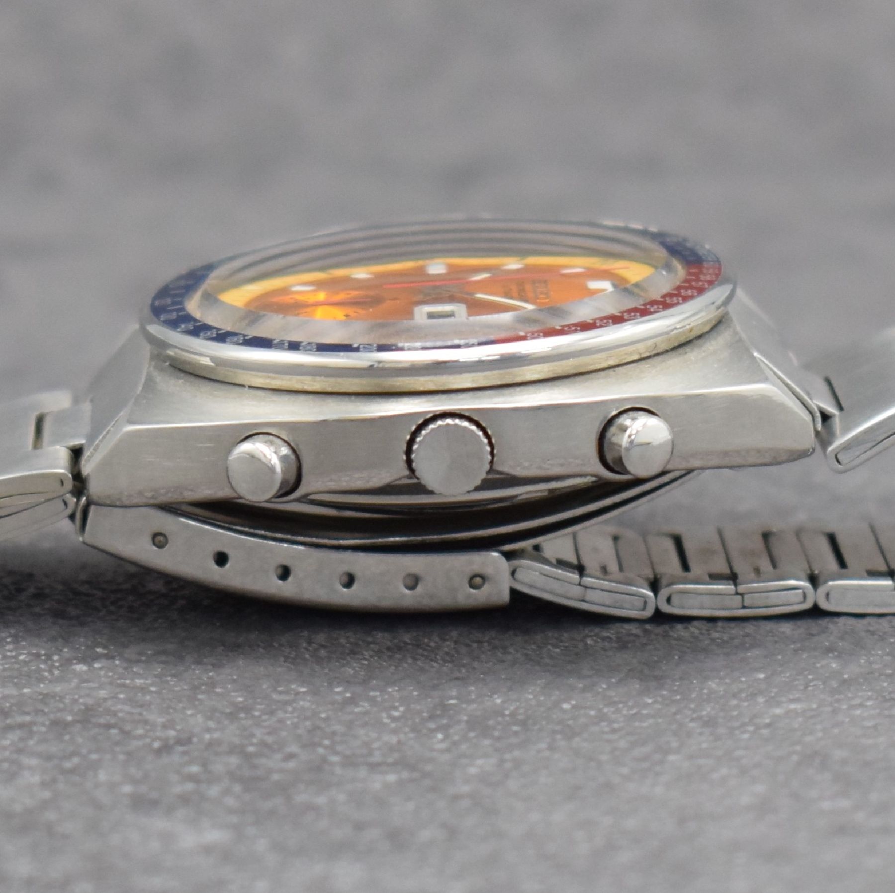 Detail e: SEIKO sog. POGUE Herrenarmbanduhr mit Schaltradchronograph Referenz 6139-6002, Japan um 1975, Automatik, massives Edelstahlgeh. m. geschr. Boden, ...