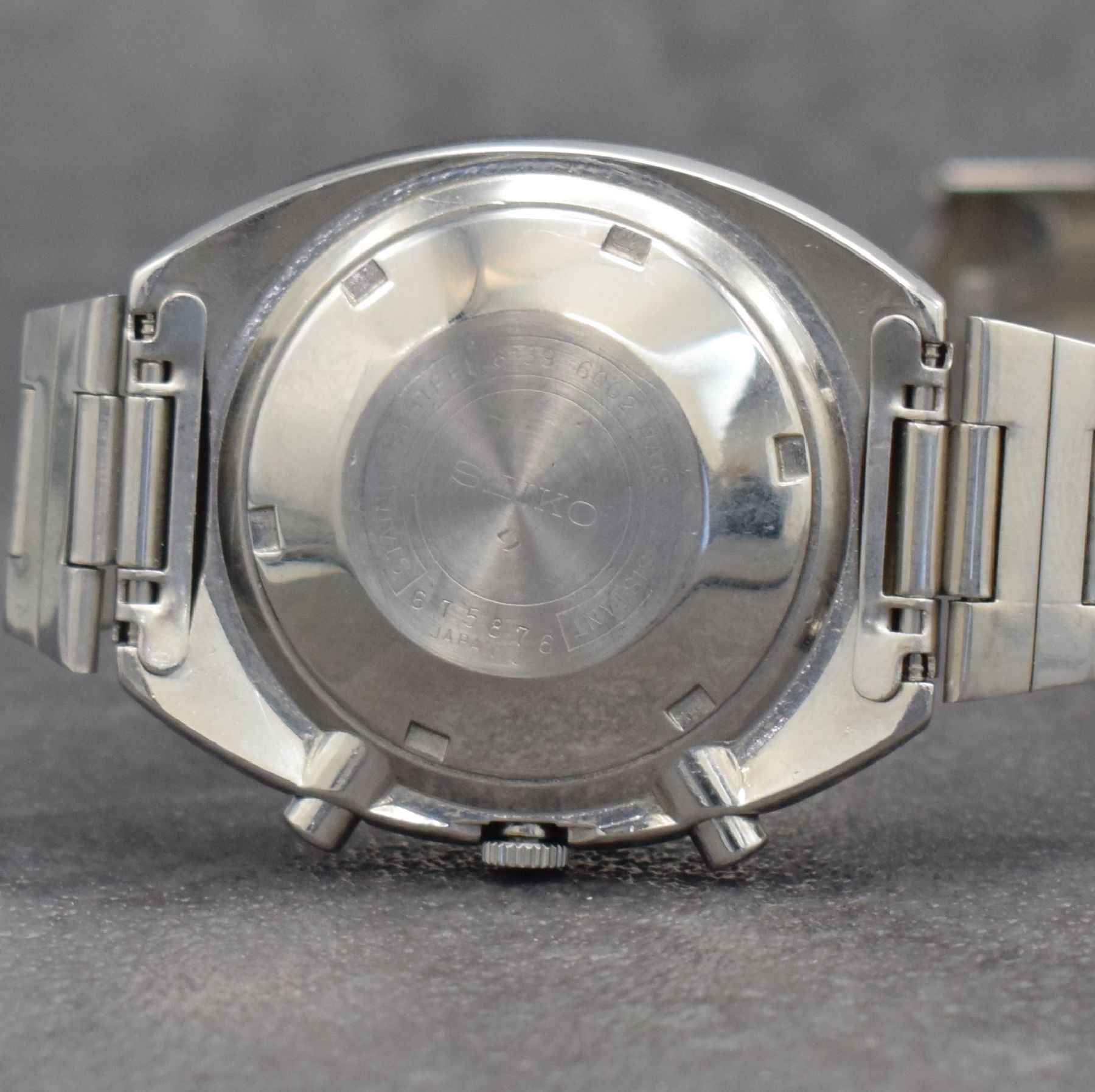 Detail g: SEIKO sog. POGUE Herrenarmbanduhr mit Schaltradchronograph Referenz 6139-6002, Japan um 1975, Automatik, massives Edelstahlgeh. m. geschr. Boden, ...
