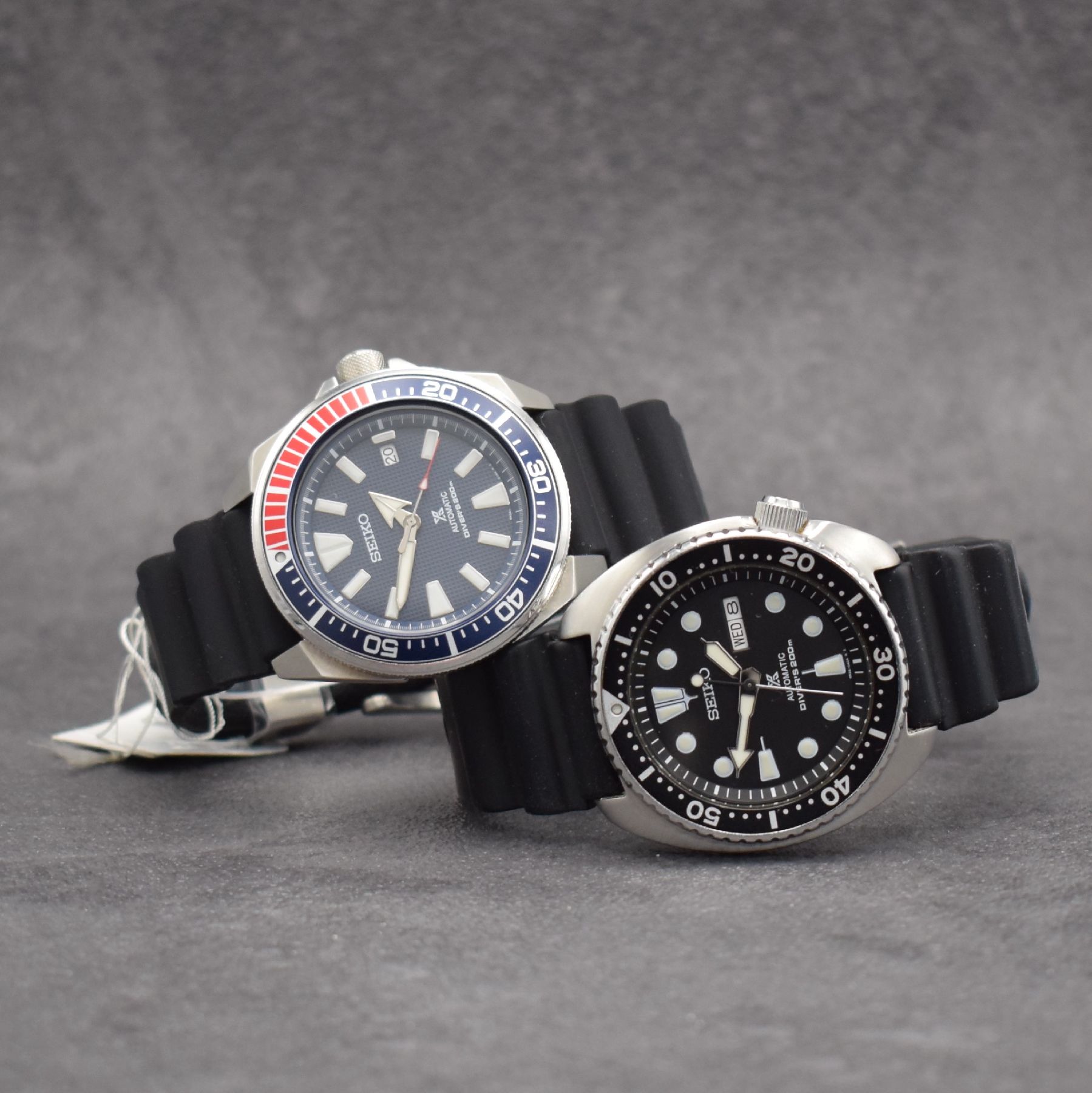 SEIKO 2x Taucher-Herrenarmbanduhren, Japan um 2010, Automatik, Diver's 200m, verschr. Edelstahlgeh., Boden & Krone verschr., drehb. Lünette, ...