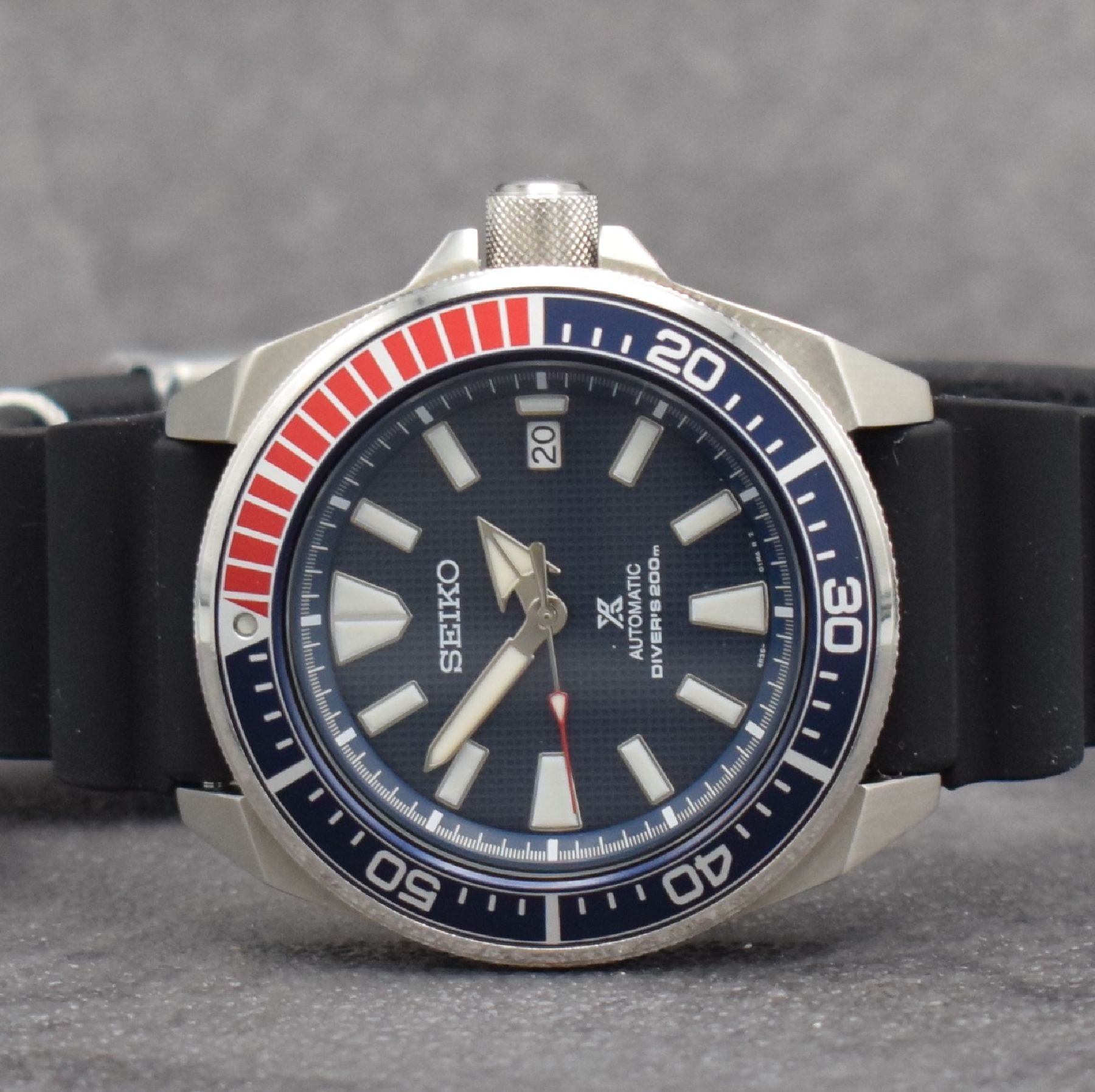 Detail a: SEIKO 2x Taucher-Herrenarmbanduhren, Japan um 2010, Automatik, Diver's 200m, verschr. Edelstahlgeh., Boden & Krone verschr., drehb. Lünette, ...