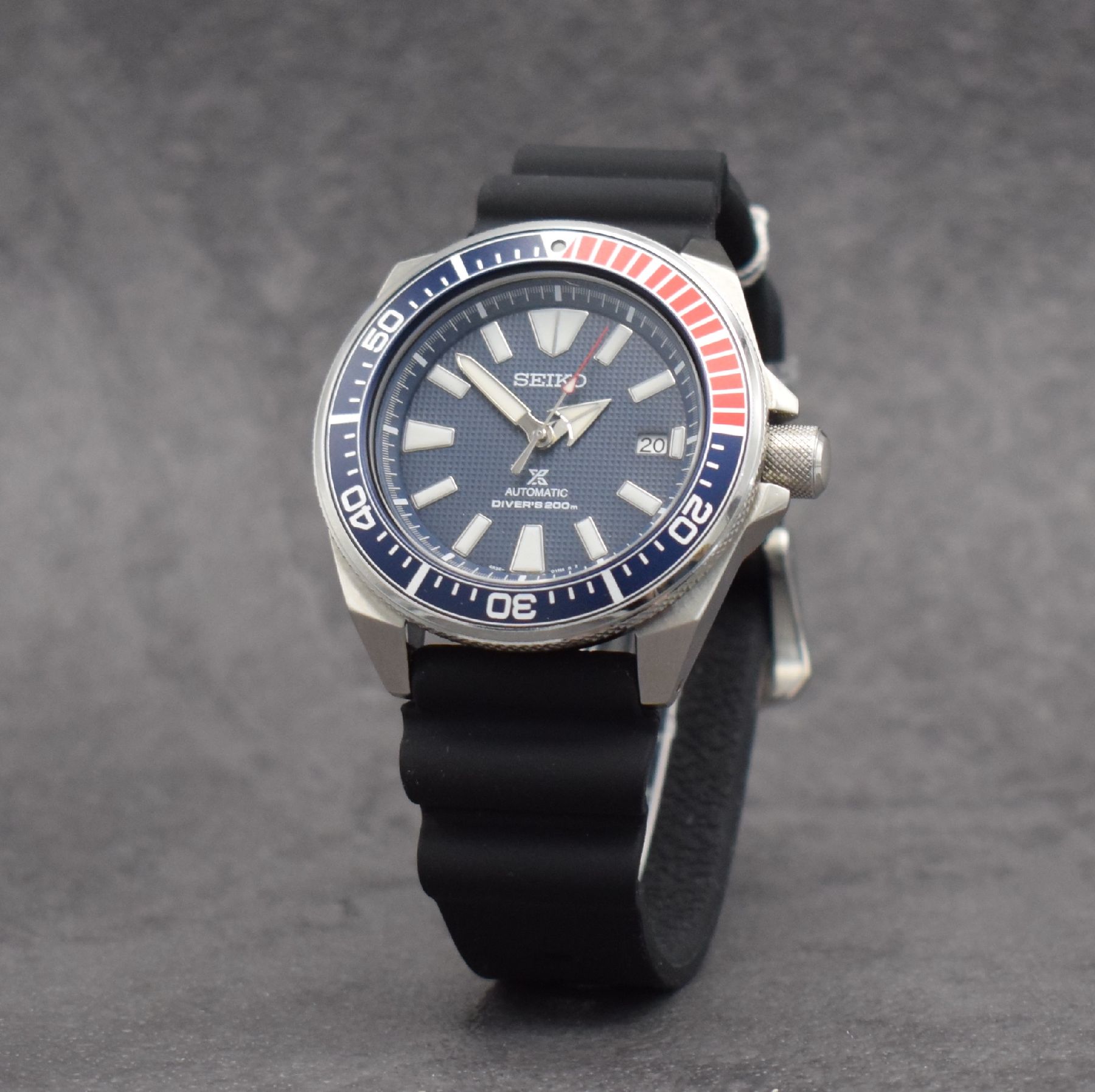 Detail b: SEIKO 2x Taucher-Herrenarmbanduhren, Japan um 2010, Automatik, Diver's 200m, verschr. Edelstahlgeh., Boden & Krone verschr., drehb. Lünette, ...