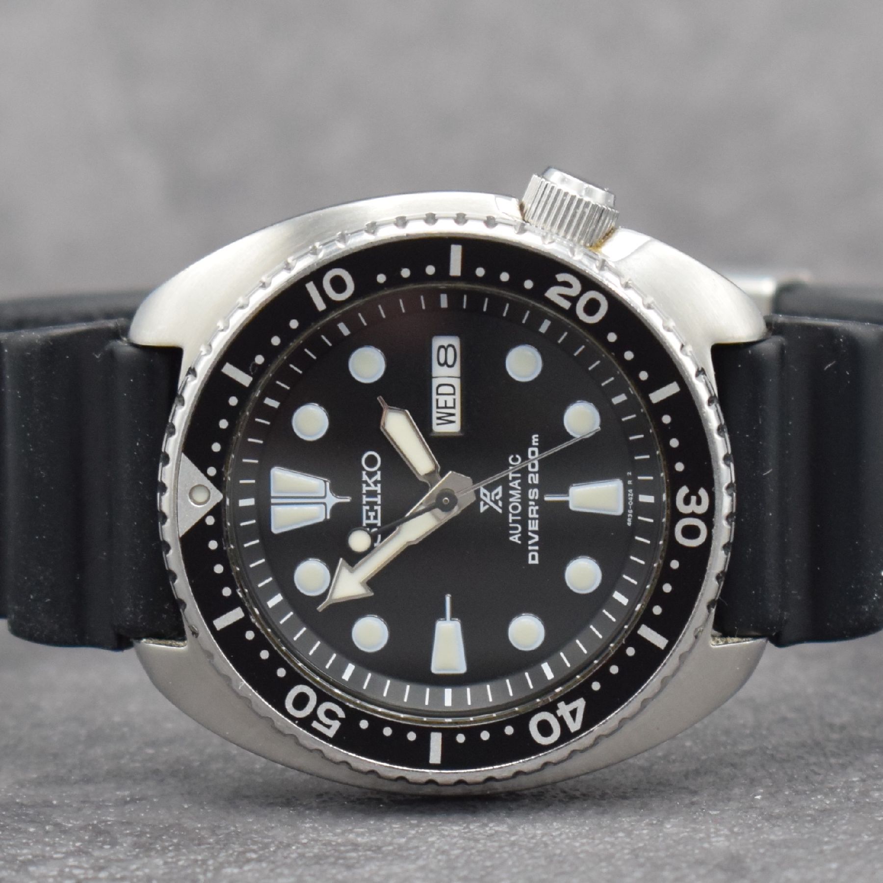 Detail e: SEIKO 2x Taucher-Herrenarmbanduhren, Japan um 2010, Automatik, Diver's 200m, verschr. Edelstahlgeh., Boden & Krone verschr., drehb. Lünette, ...