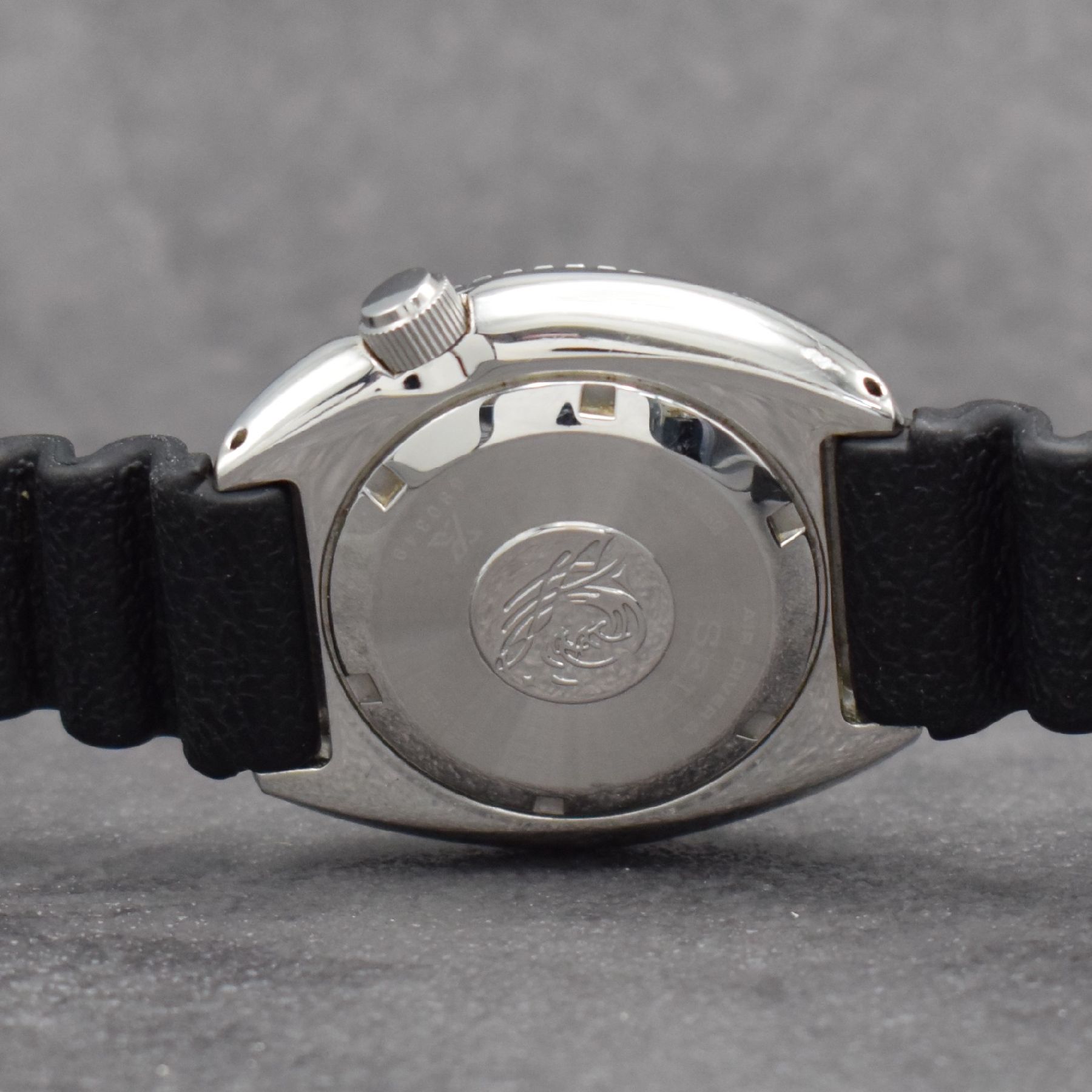 Detail h: SEIKO 2x Taucher-Herrenarmbanduhren, Japan um 2010, Automatik, Diver's 200m, verschr. Edelstahlgeh., Boden & Krone verschr., drehb. Lünette, ...