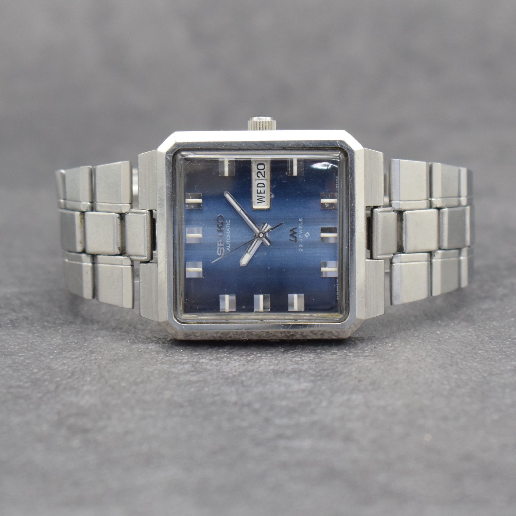 Konvolut: 4 Seiko Armbanduhren in Stahl, Japan 1970/80er Jahre, alle Automatik, 3 x Böden verschr., 1 x Stülpgeh., 1 x mit Wecker Modell BELL-MATIC ...