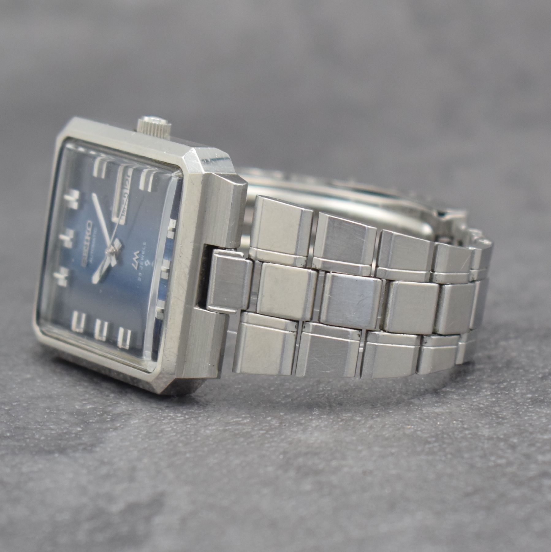 Detail b: Konvolut: 4 Seiko Armbanduhren in Stahl, Japan 1970/80er Jahre, alle Automatik, 3 x Böden verschr., 1 x Stülpgeh., 1 x mit Wecker Modell BELL-MATIC ...