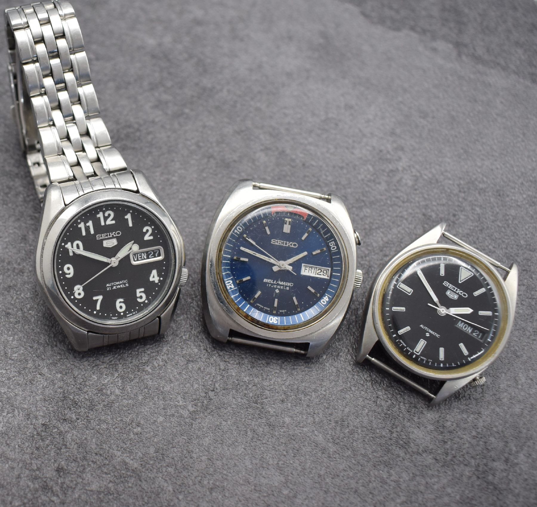 Detail e: Konvolut: 4 Seiko Armbanduhren in Stahl, Japan 1970/80er Jahre, alle Automatik, 3 x Böden verschr., 1 x Stülpgeh., 1 x mit Wecker Modell BELL-MATIC ...