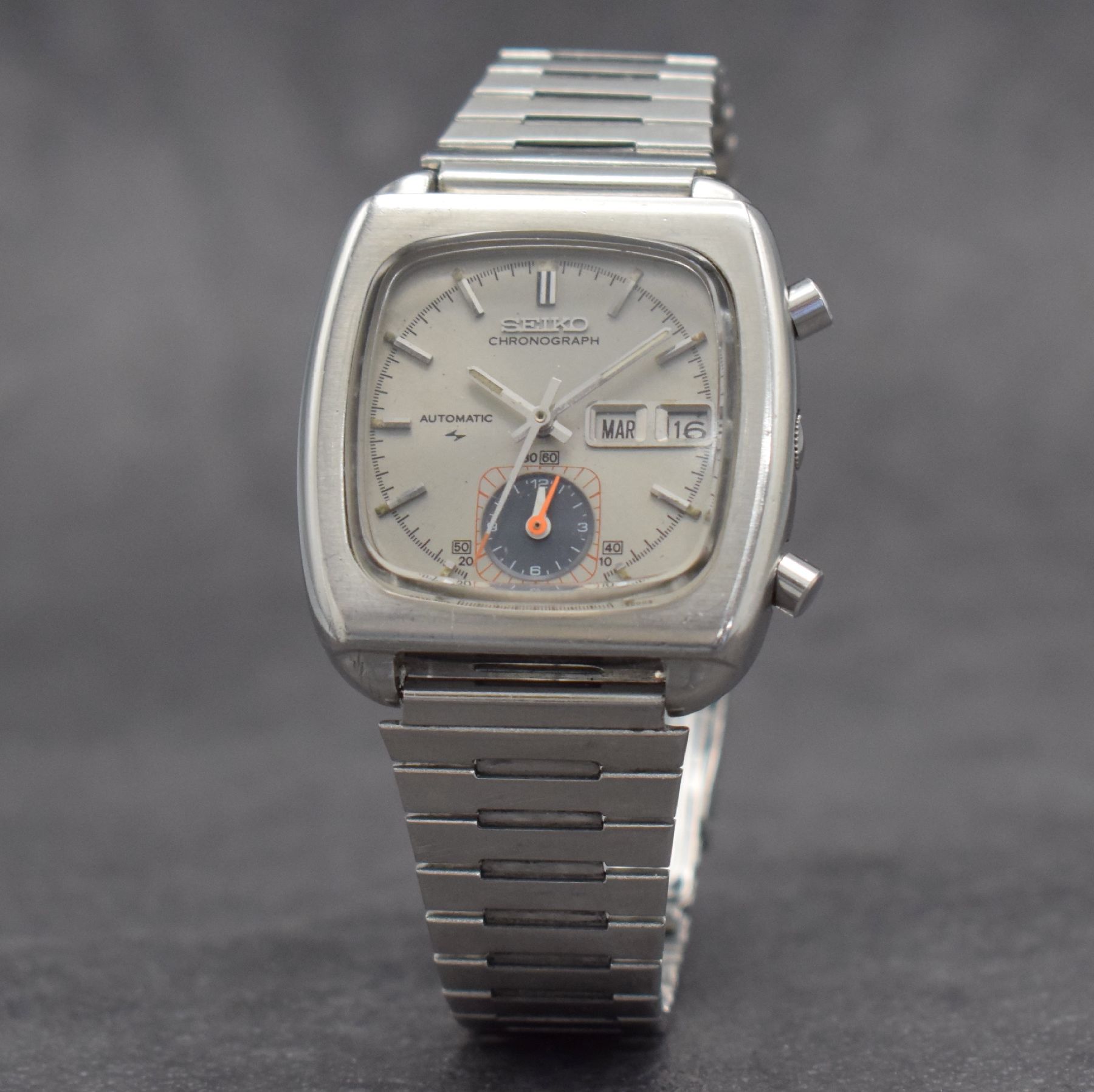 Detail a: SEIKO seltener Flyback-Chronograph mit Stunden- & Minutenzähler bei 6, Japan um 1975, Automatik, Stahl-Stülpgeh. Ref. 7016- 5001, Seiko Gliederband ...