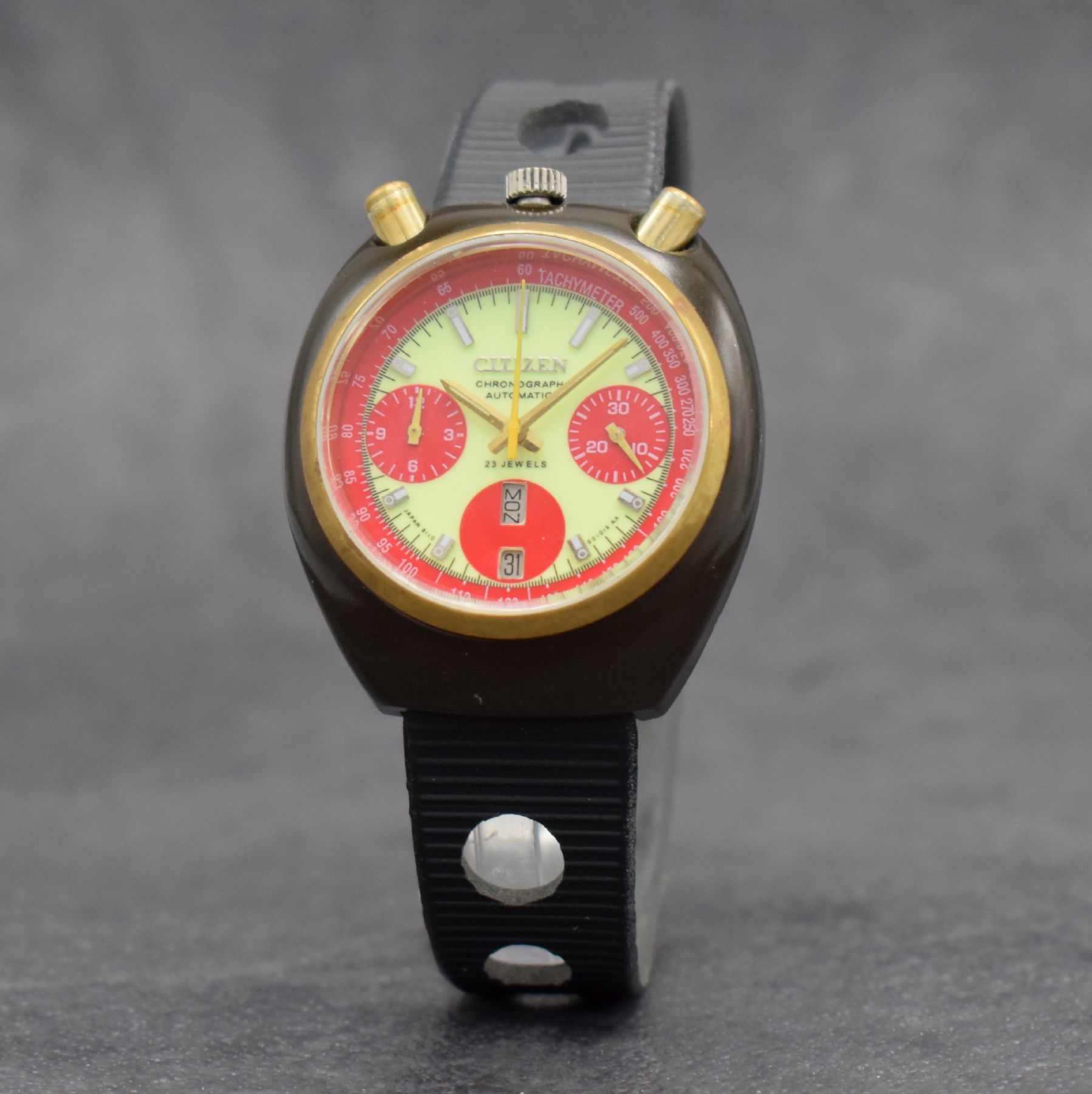 Detail b: CITIZEN Flyback-Chronograph sog. Bullhead, Automatik, Ref. 4-901061-K, Japan um 1970, eloxiertes Metallgeh., Edelstahlboden verschr., neon-gelbes ...
