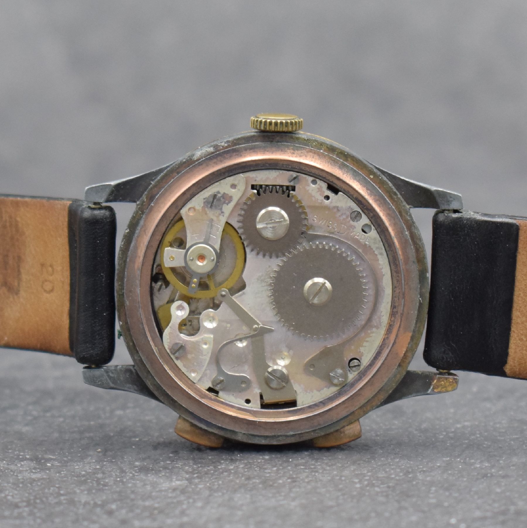 Detail d: 3 Herrenarmbanduhren, alle Handaufzug, Schweiz um 1930 - 1950, 1) FiPo Sport sog. Schein-Chronograph m. Stiftenankerwerk, D. ca. 38 mm, 2) STOWA ...