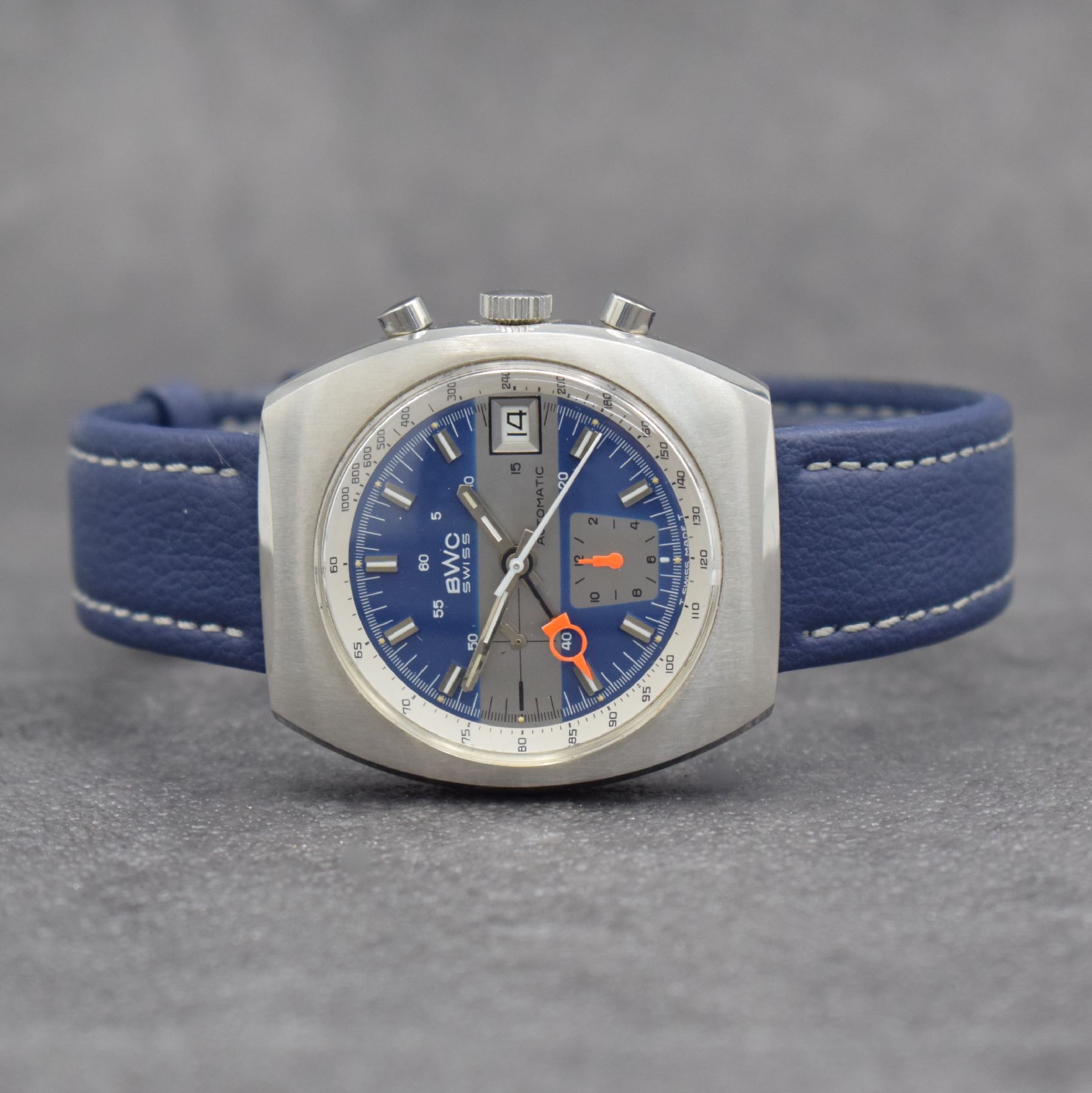 BWC vintage Armbandchronograph, Schweiz um 1970, Automatik, tonneauförmiges Edelstahlgeh., Boden verschr., ausgefall. 2- farb. Zifferblatt, Kal. ...