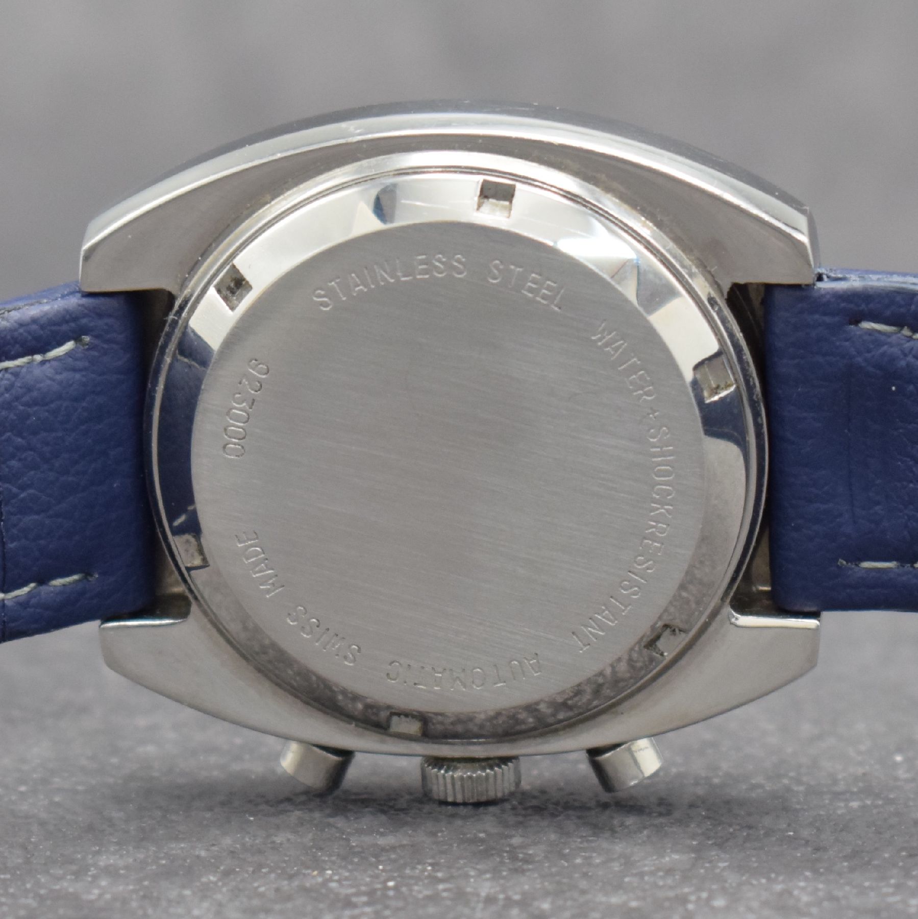 Detail c: BWC vintage Armbandchronograph, Schweiz um 1970, Automatik, tonneauförmiges Edelstahlgeh., Boden verschr., ausgefall. 2- farb. Zifferblatt, Kal. ...