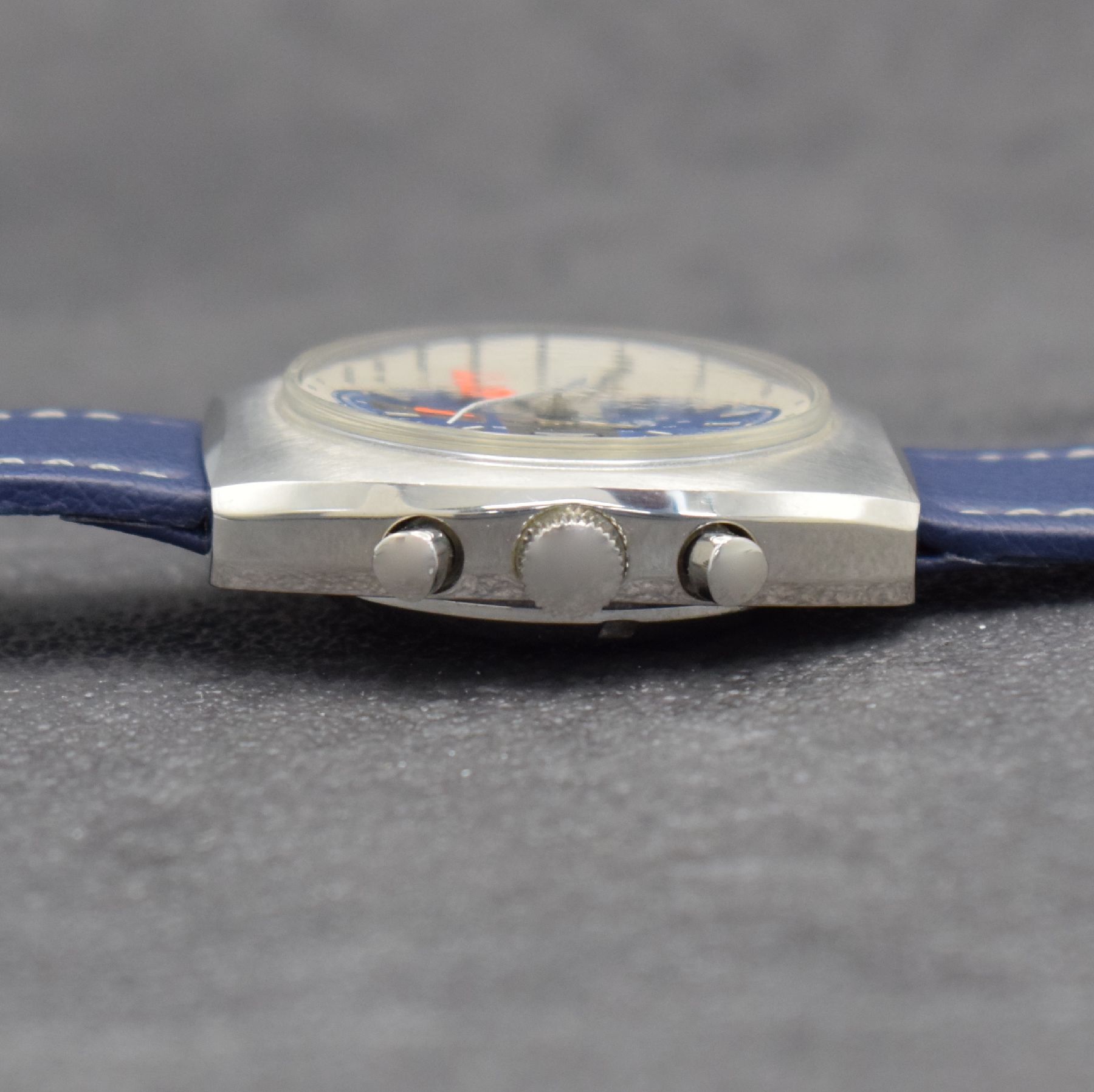 Detail d: BWC vintage Armbandchronograph, Schweiz um 1970, Automatik, tonneauförmiges Edelstahlgeh., Boden verschr., ausgefall. 2- farb. Zifferblatt, Kal. ...