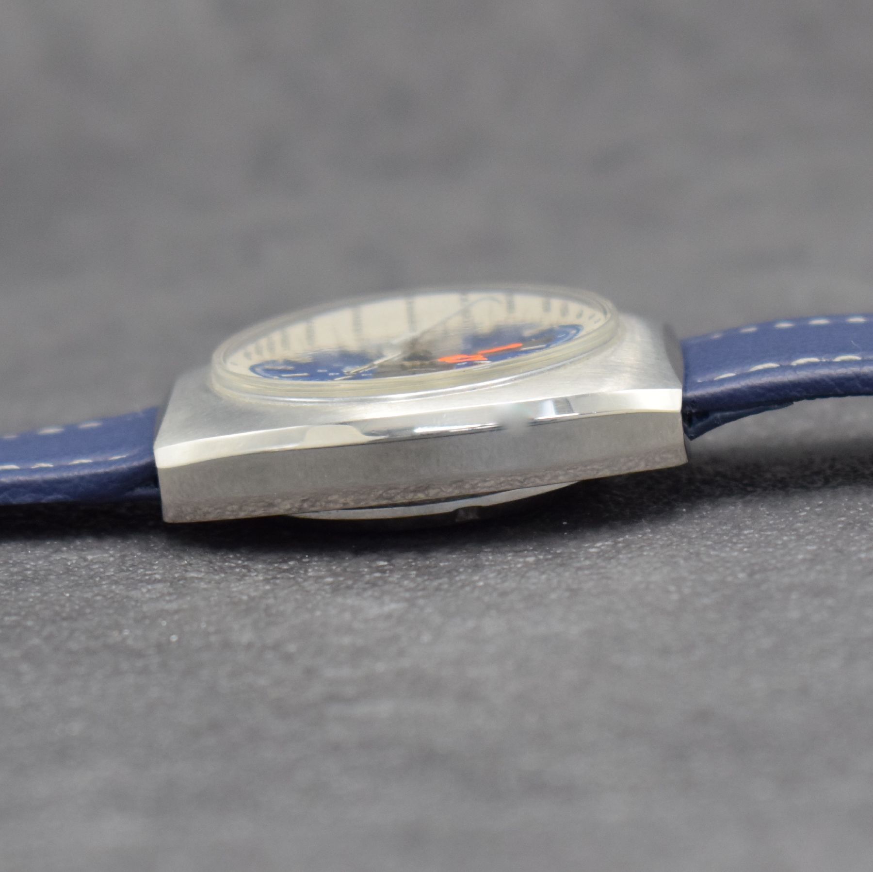 Detail e: BWC vintage Armbandchronograph, Schweiz um 1970, Automatik, tonneauförmiges Edelstahlgeh., Boden verschr., ausgefall. 2- farb. Zifferblatt, Kal. ...