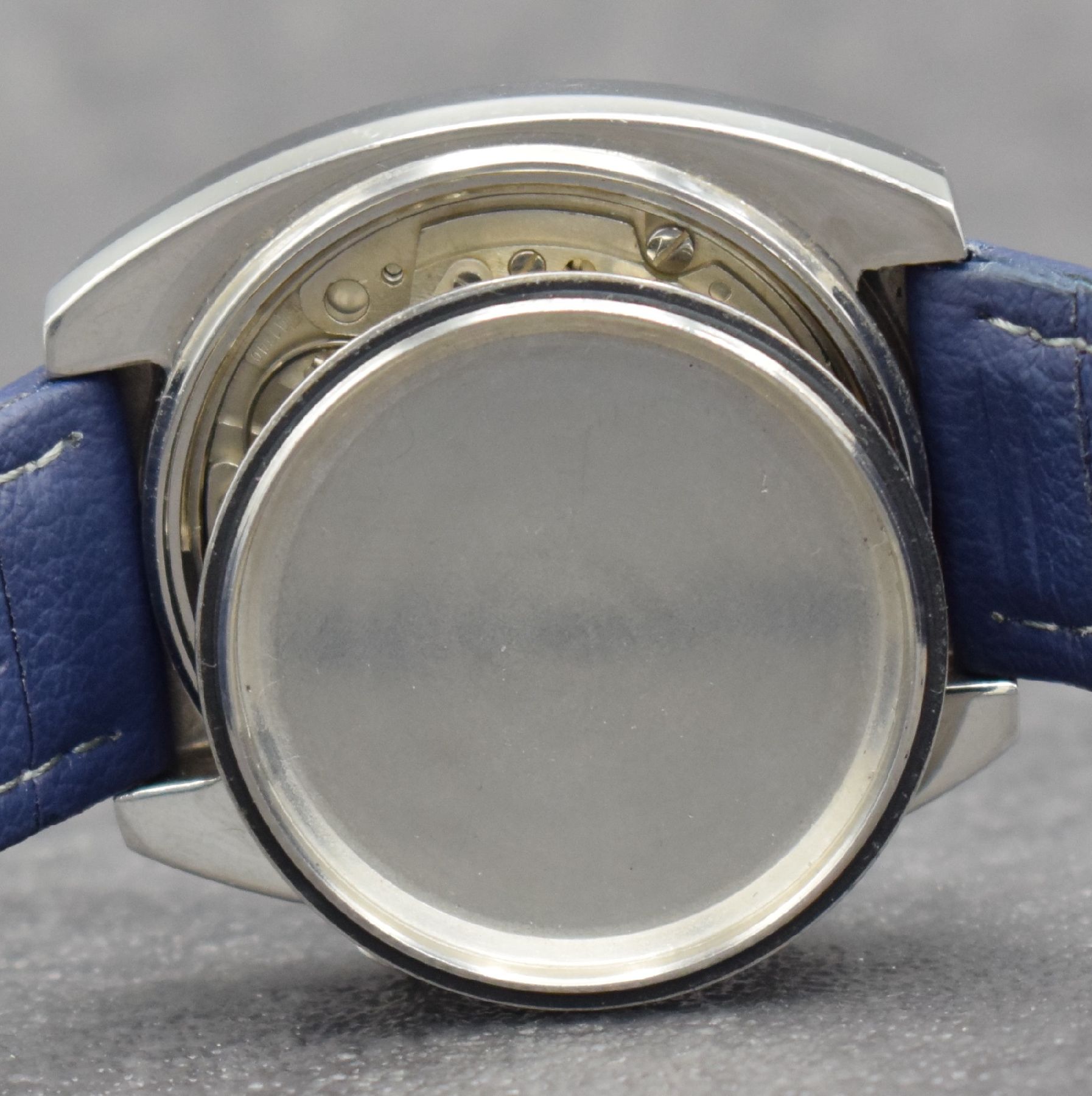 Detail h: BWC vintage Armbandchronograph, Schweiz um 1970, Automatik, tonneauförmiges Edelstahlgeh., Boden verschr., ausgefall. 2- farb. Zifferblatt, Kal. ...