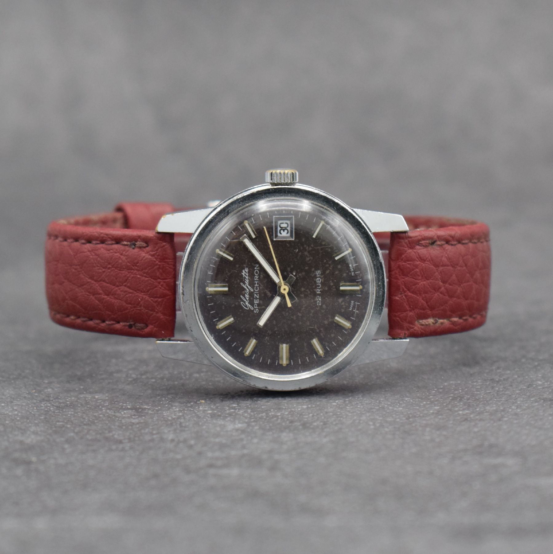 GLASHÜTTE 2 Herrenarmbanduhren, Deutschland um 1960 - 1970, 1) Spezichron, Automatik, verchr. Geh., Stahlboden aufgedr., Zifferbl. m. aufges. ...