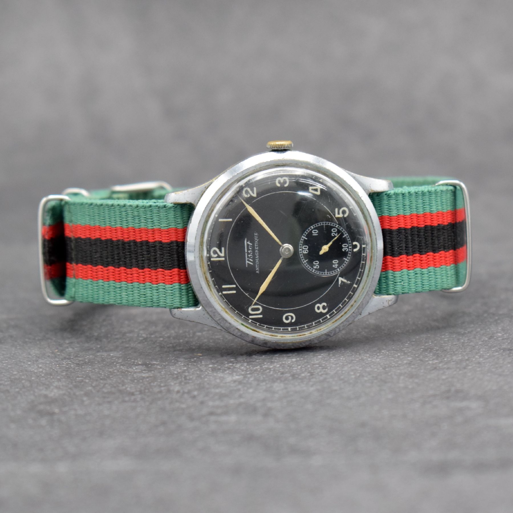 TISSOT Antimagnetique große Herrenarmbanduhr mit schwarzem Zifferblatt, Schweiz um 1938, Handaufzug, verchr. Gehäuse, Stahlboden aufgedr., ...