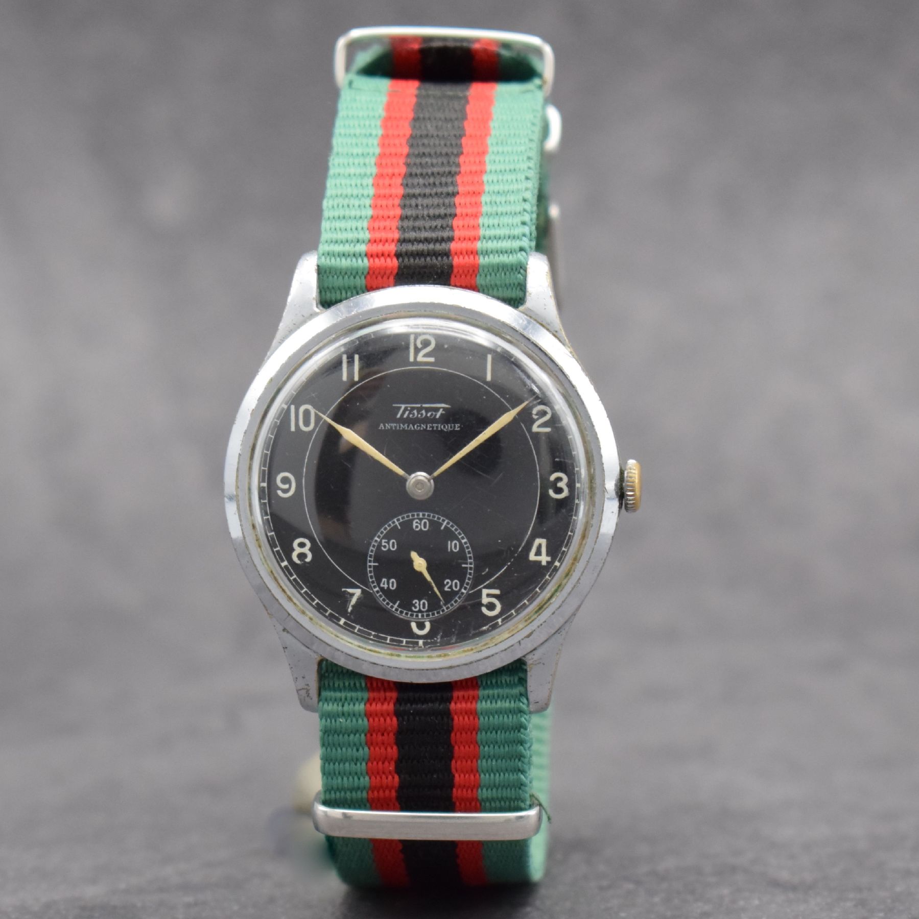 Detail b: TISSOT Antimagnetique große Herrenarmbanduhr mit schwarzem Zifferblatt, Schweiz um 1938, Handaufzug, verchr. Gehäuse, Stahlboden aufgedr., ...