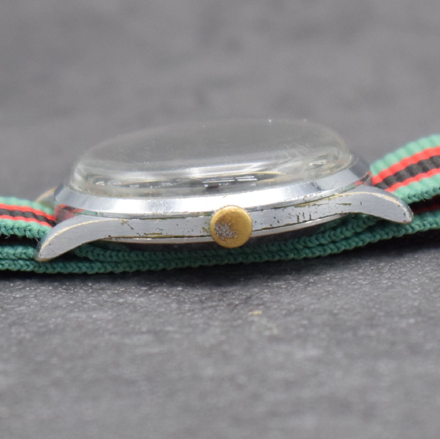 Detail d: TISSOT Antimagnetique große Herrenarmbanduhr mit schwarzem Zifferblatt, Schweiz um 1938, Handaufzug, verchr. Gehäuse, Stahlboden aufgedr., ...