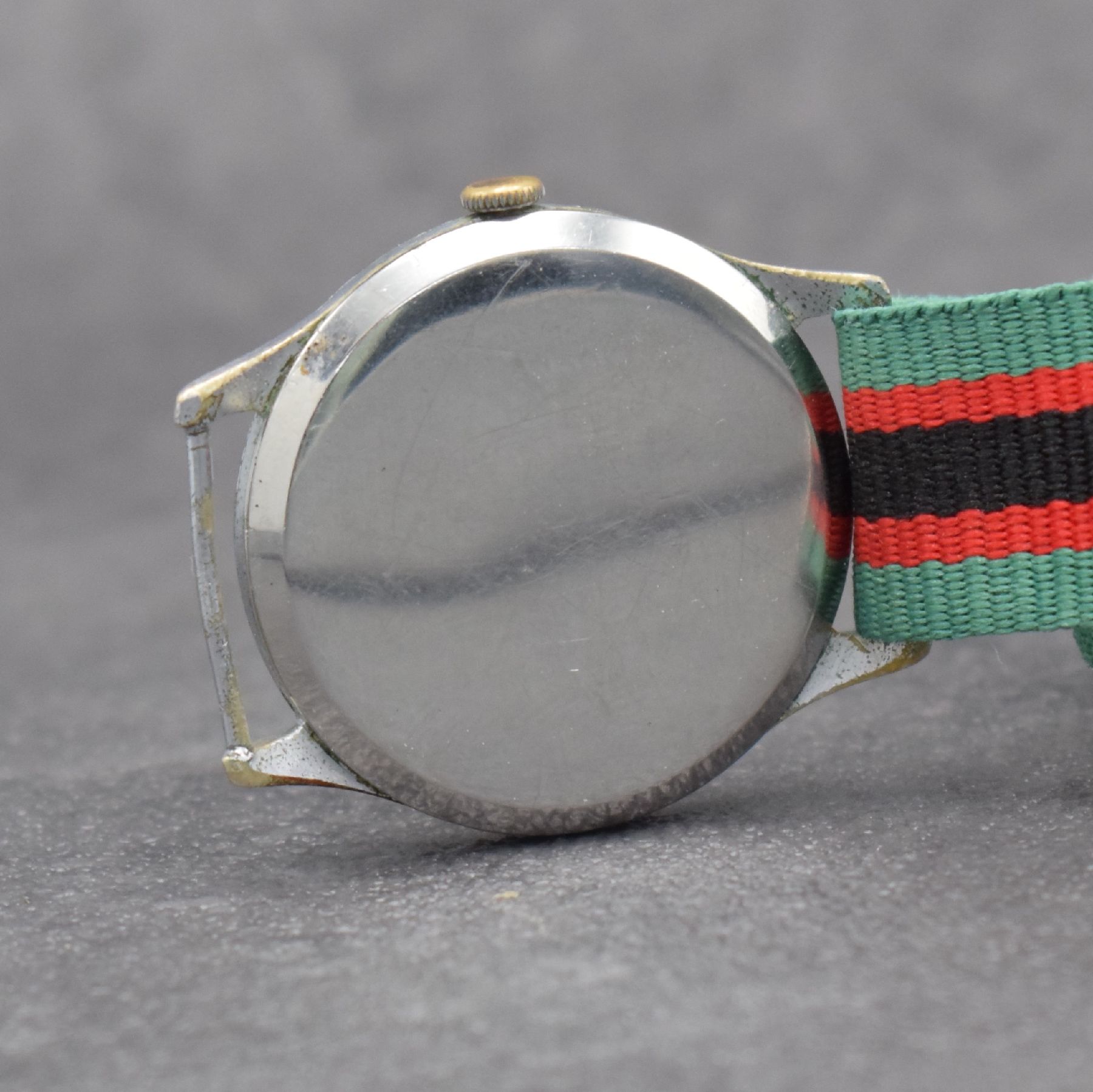 Detail e: TISSOT Antimagnetique große Herrenarmbanduhr mit schwarzem Zifferblatt, Schweiz um 1938, Handaufzug, verchr. Gehäuse, Stahlboden aufgedr., ...