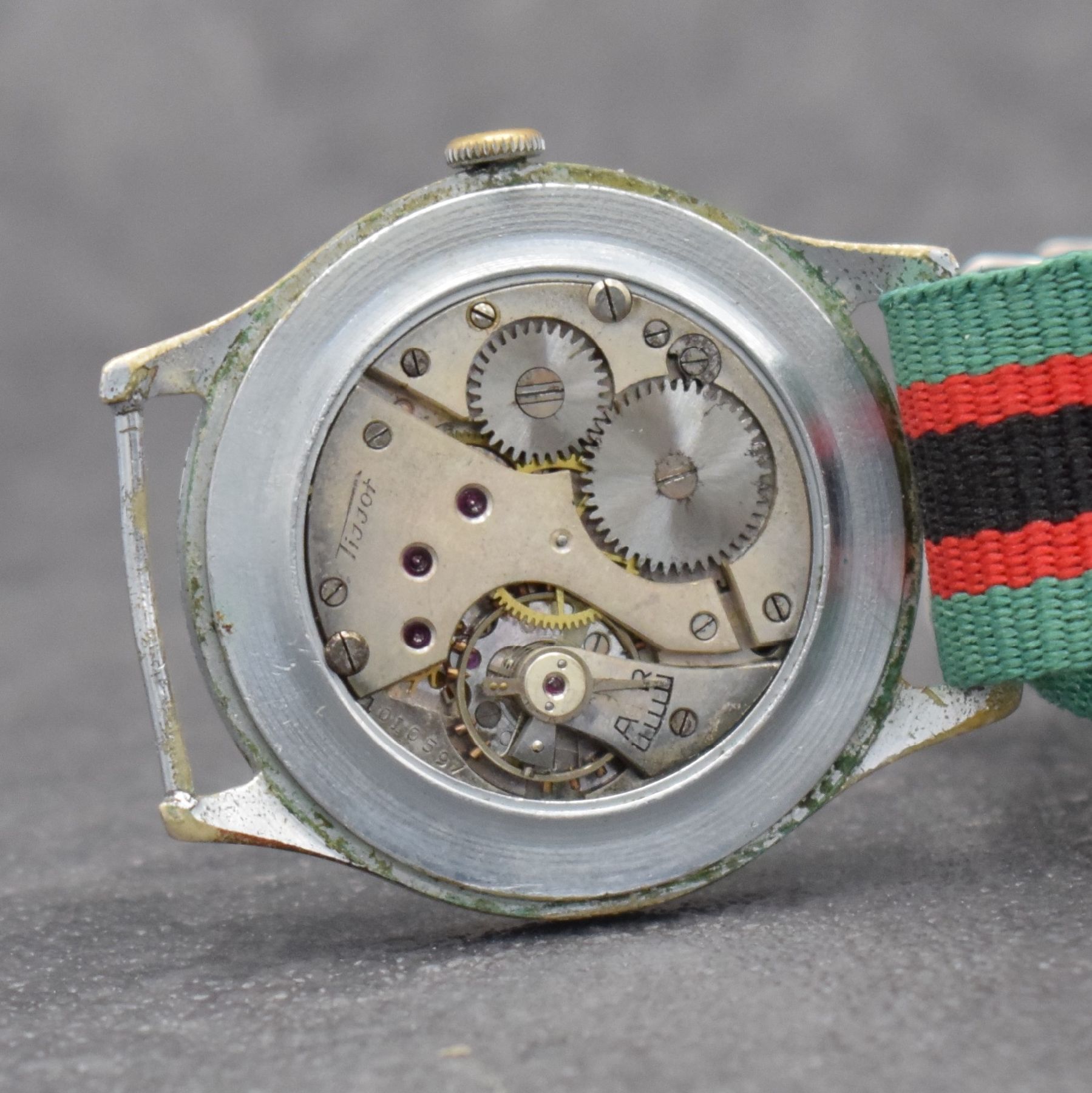 Detail f: TISSOT Antimagnetique große Herrenarmbanduhr mit schwarzem Zifferblatt, Schweiz um 1938, Handaufzug, verchr. Gehäuse, Stahlboden aufgedr., ...