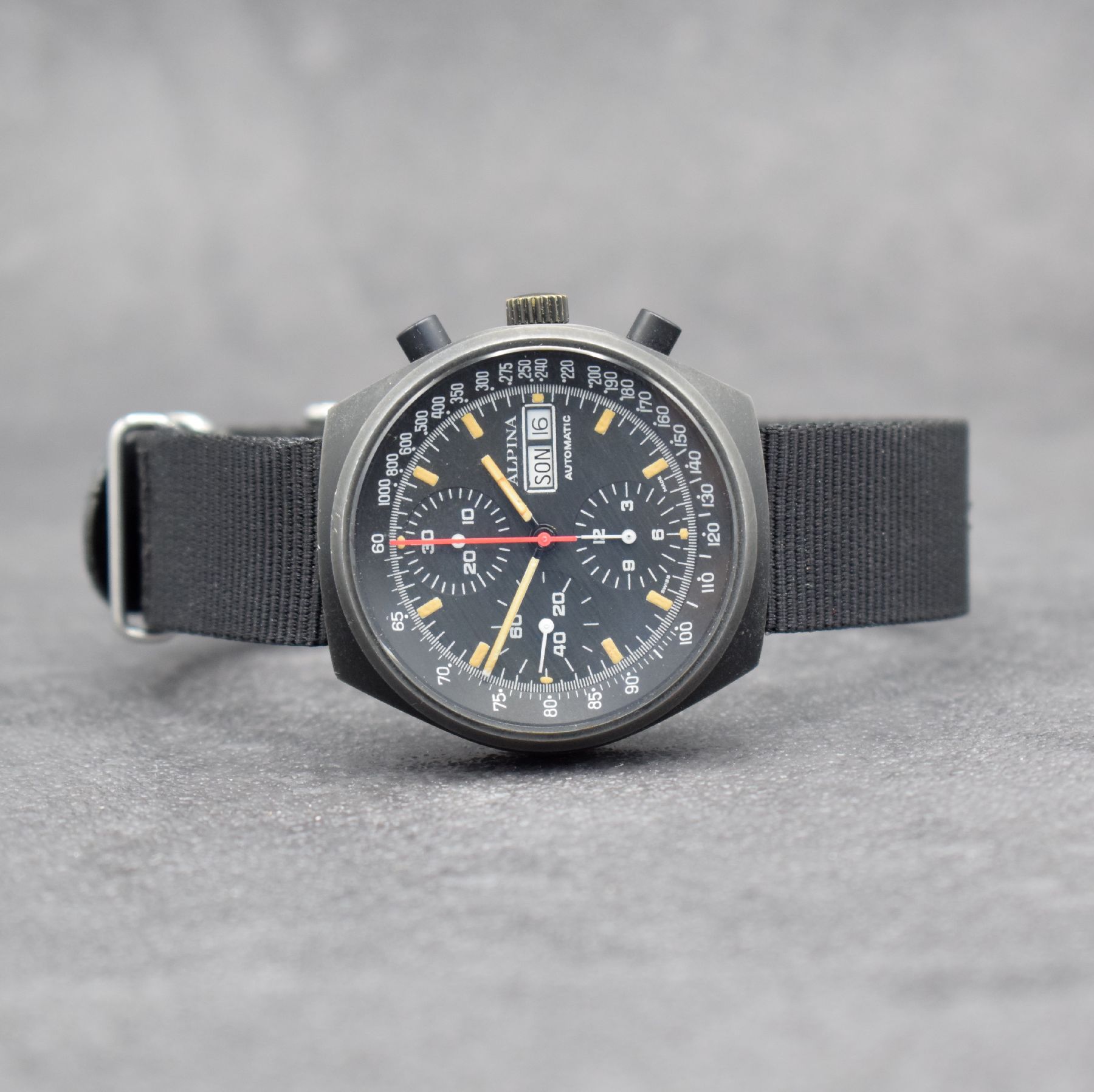 ALPINA vintage Herrenarmbanduhr mit Chronograph, Schweiz um 1975, Automatik, geschwärztes Edelstahlgeh., Boden geschr., schwarzes Zifferbl., ...