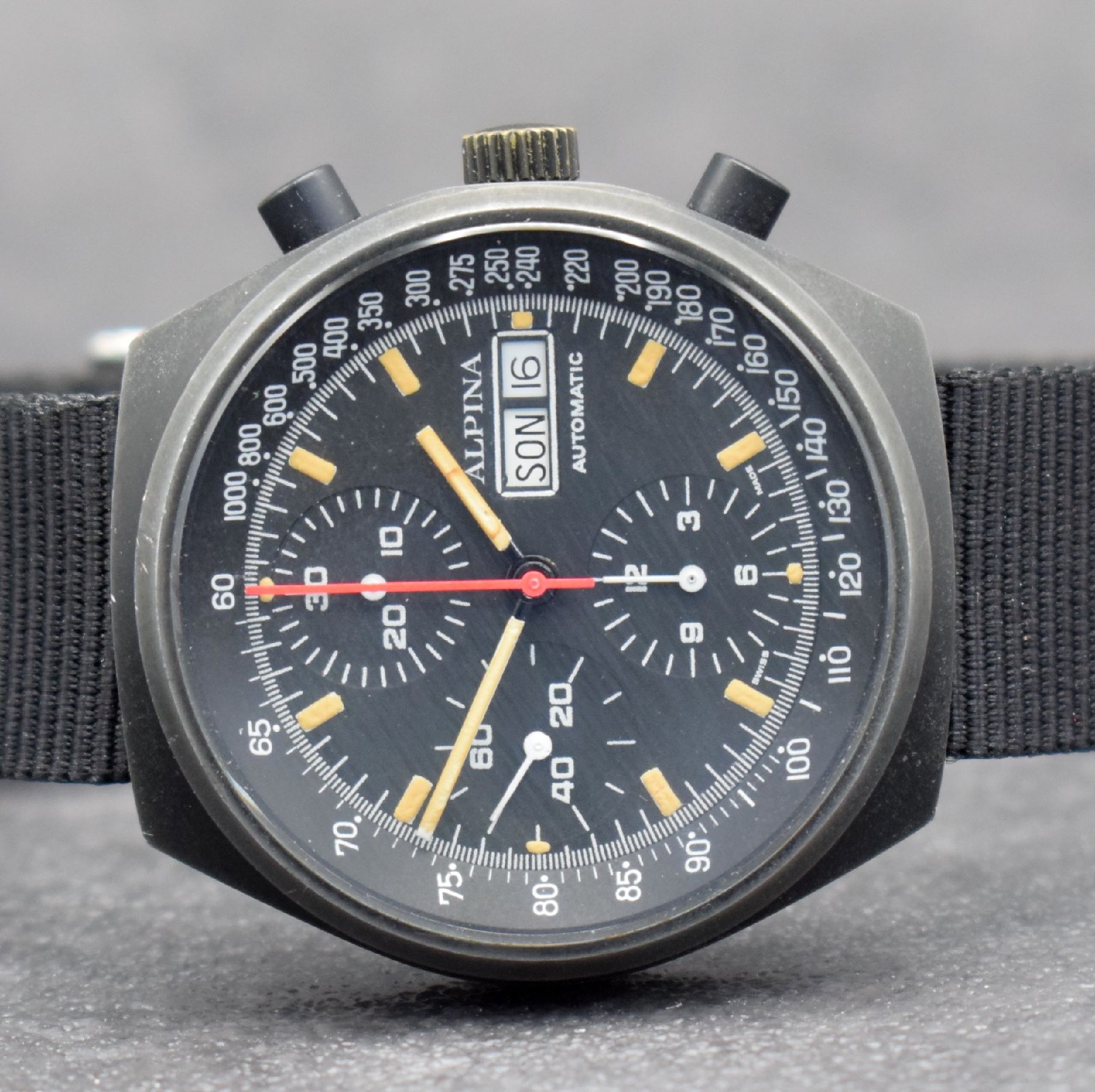 Detail a: ALPINA vintage Herrenarmbanduhr mit Chronograph, Schweiz um 1975, Automatik, geschwärztes Edelstahlgeh., Boden geschr., schwarzes Zifferbl., ...
