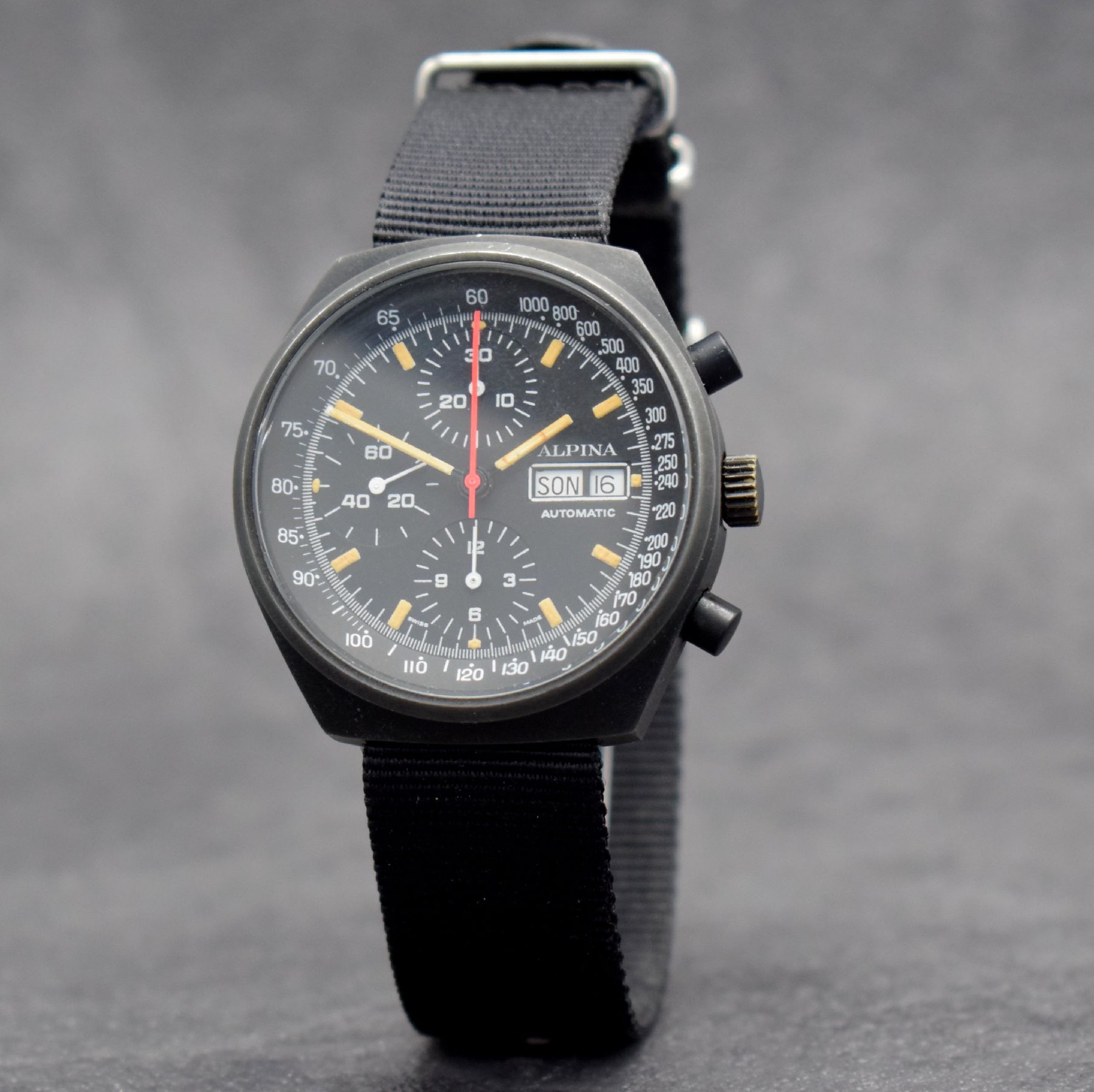 Detail b: ALPINA vintage Herrenarmbanduhr mit Chronograph, Schweiz um 1975, Automatik, geschwärztes Edelstahlgeh., Boden geschr., schwarzes Zifferbl., ...
