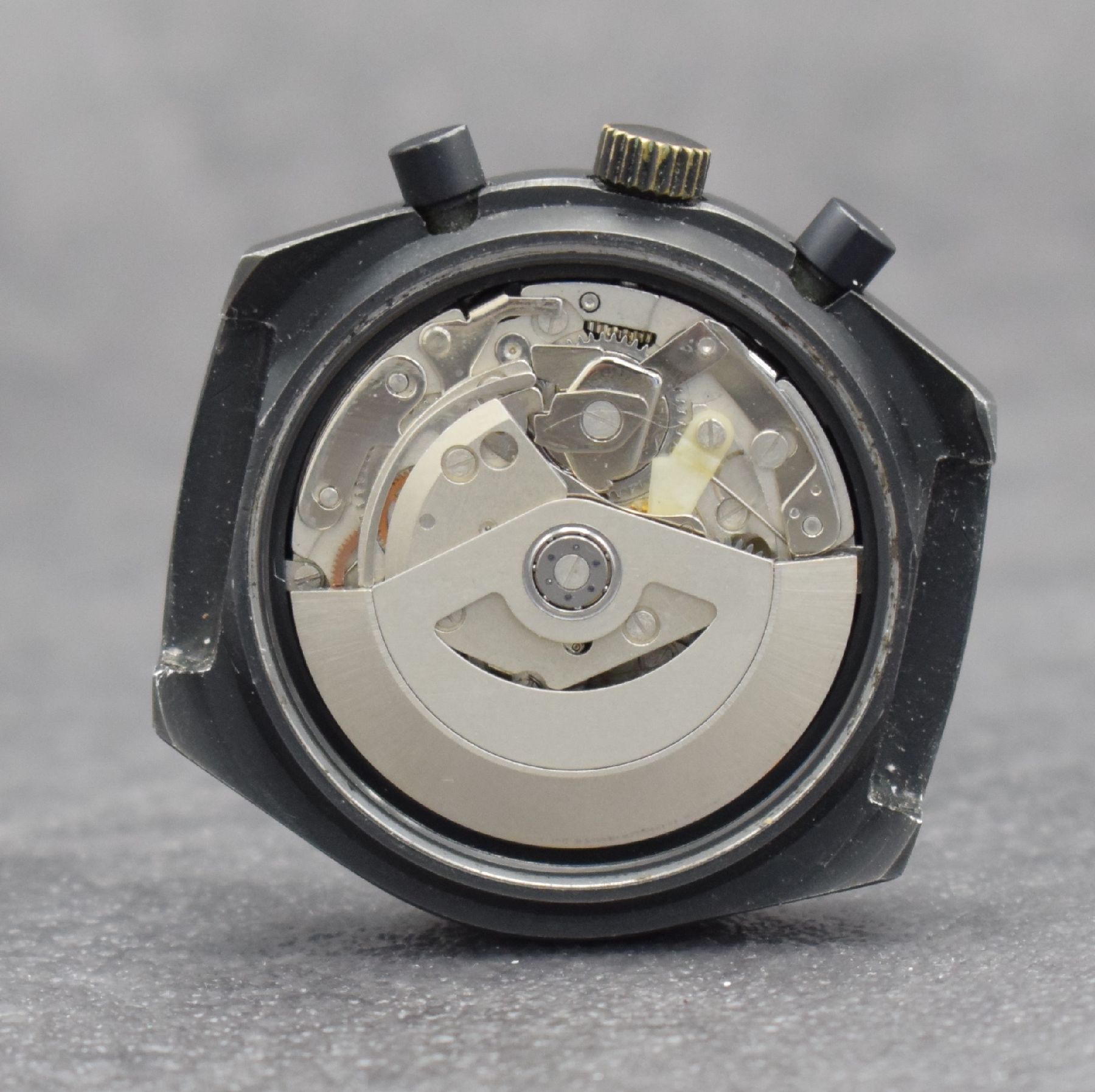 Detail f: ALPINA vintage Herrenarmbanduhr mit Chronograph, Schweiz um 1975, Automatik, geschwärztes Edelstahlgeh., Boden geschr., schwarzes Zifferbl., ...