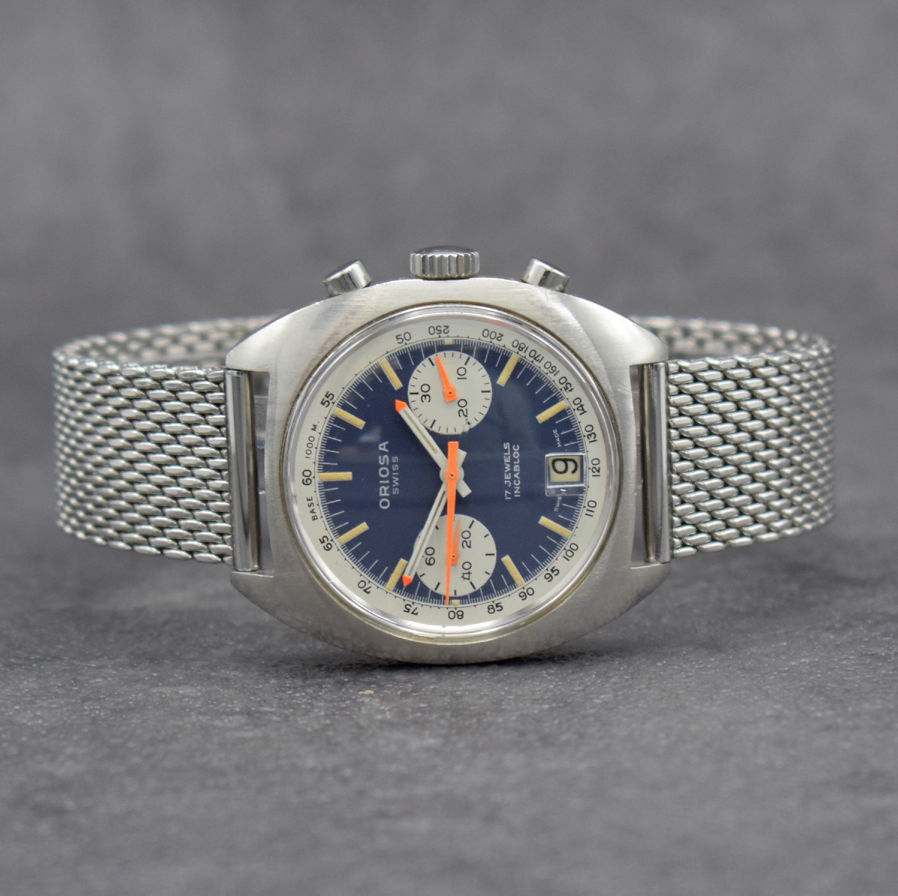 ORIOSA Herrenarmbanduhr mit Chronograph, Schweiz um 1970, Handaufzug, massives Edelstahlgeh., Boden verschr., neutr. Stahlband, blaues Zifferbl. m. ...
