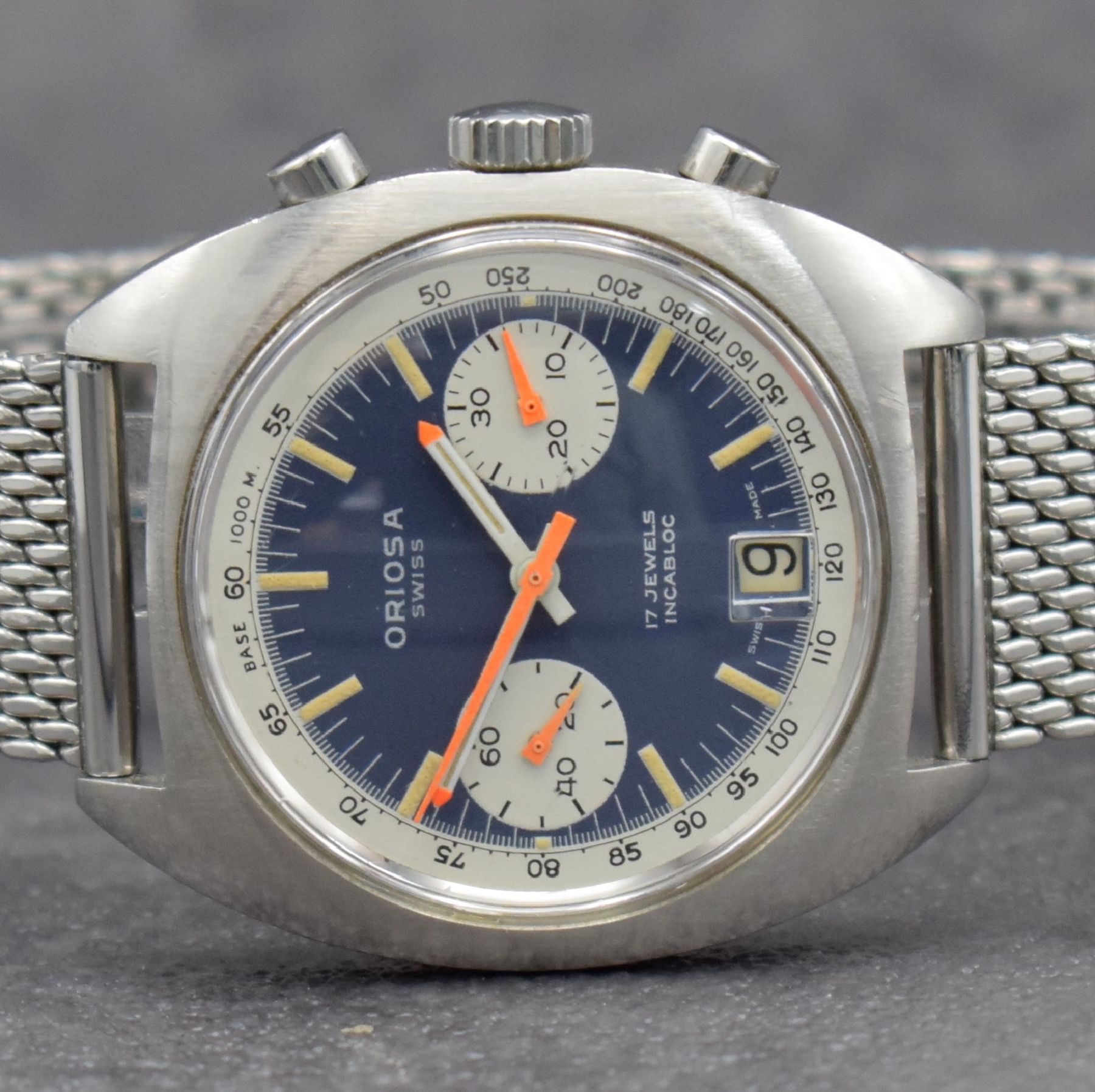 Detail a: ORIOSA Herrenarmbanduhr mit Chronograph, Schweiz um 1970, Handaufzug, massives Edelstahlgeh., Boden verschr., neutr. Stahlband, blaues Zifferbl. m. ...